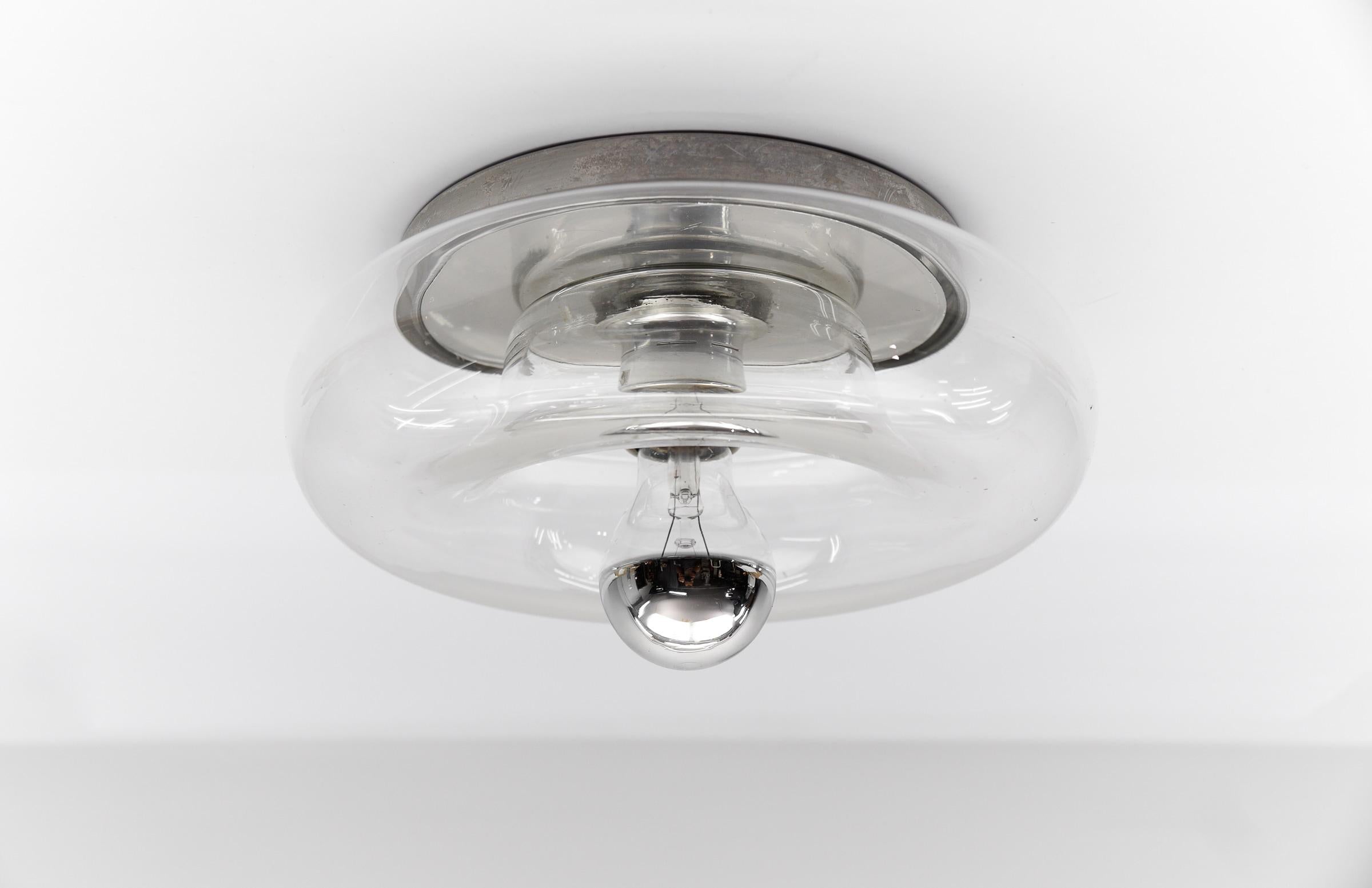Schöne Mid-Century Modern Glas Donut Wand- oder Deckenleuchte, Deutschland, 1960er Jahre

Die Lampe ist mit 1x E27 Edison Schraubbirnen ausgestattet. Es ist in funktionstüchtigem Zustand. Er läuft sowohl mit 110 als auch mit 230 Volt.

Die üblichen
