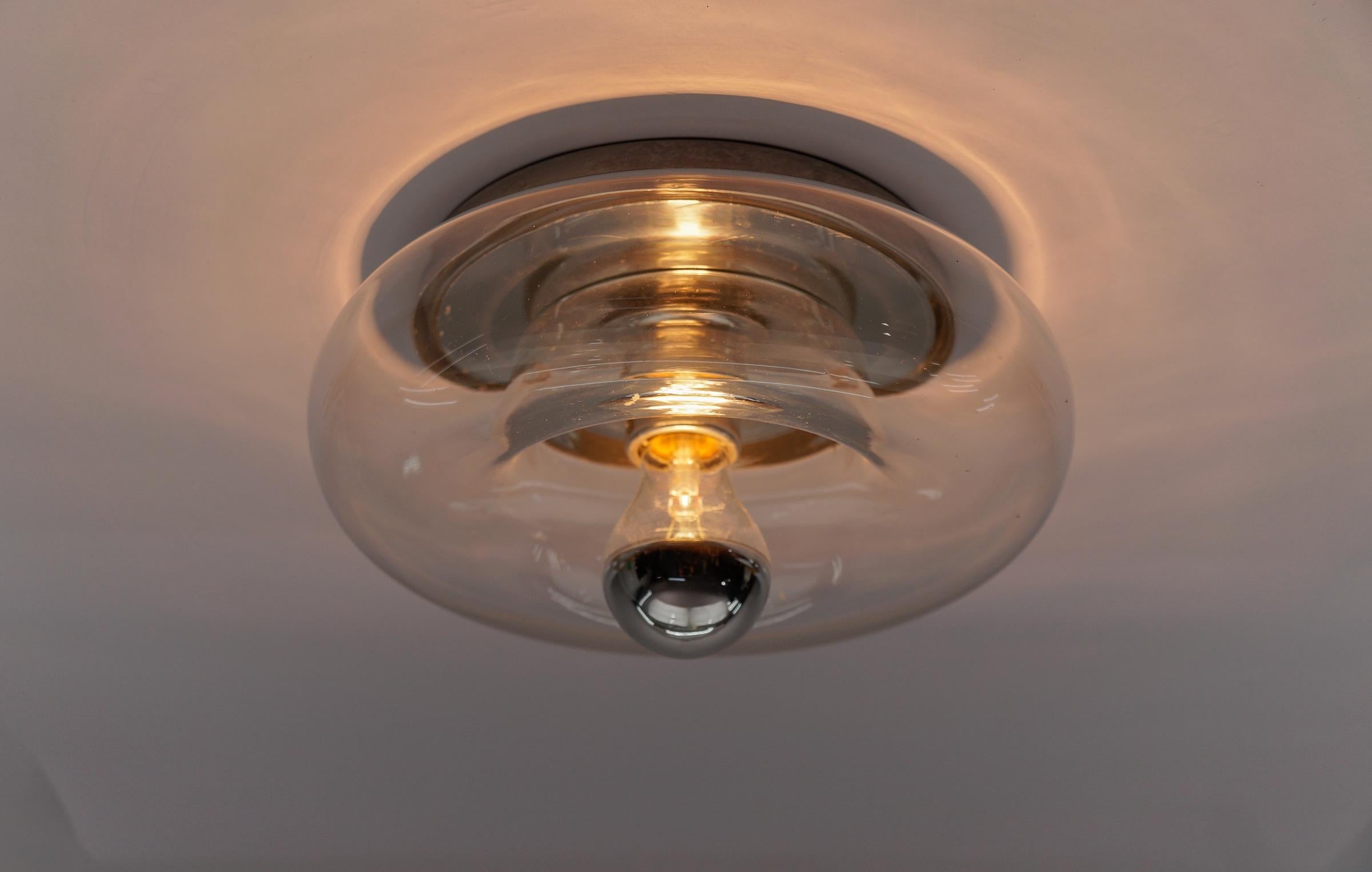 Schöne Mid-Century Modern Glas Donut Wand- oder Deckenleuchte, Deutschland, 1960er Jahre (Moderne der Mitte des Jahrhunderts) im Angebot