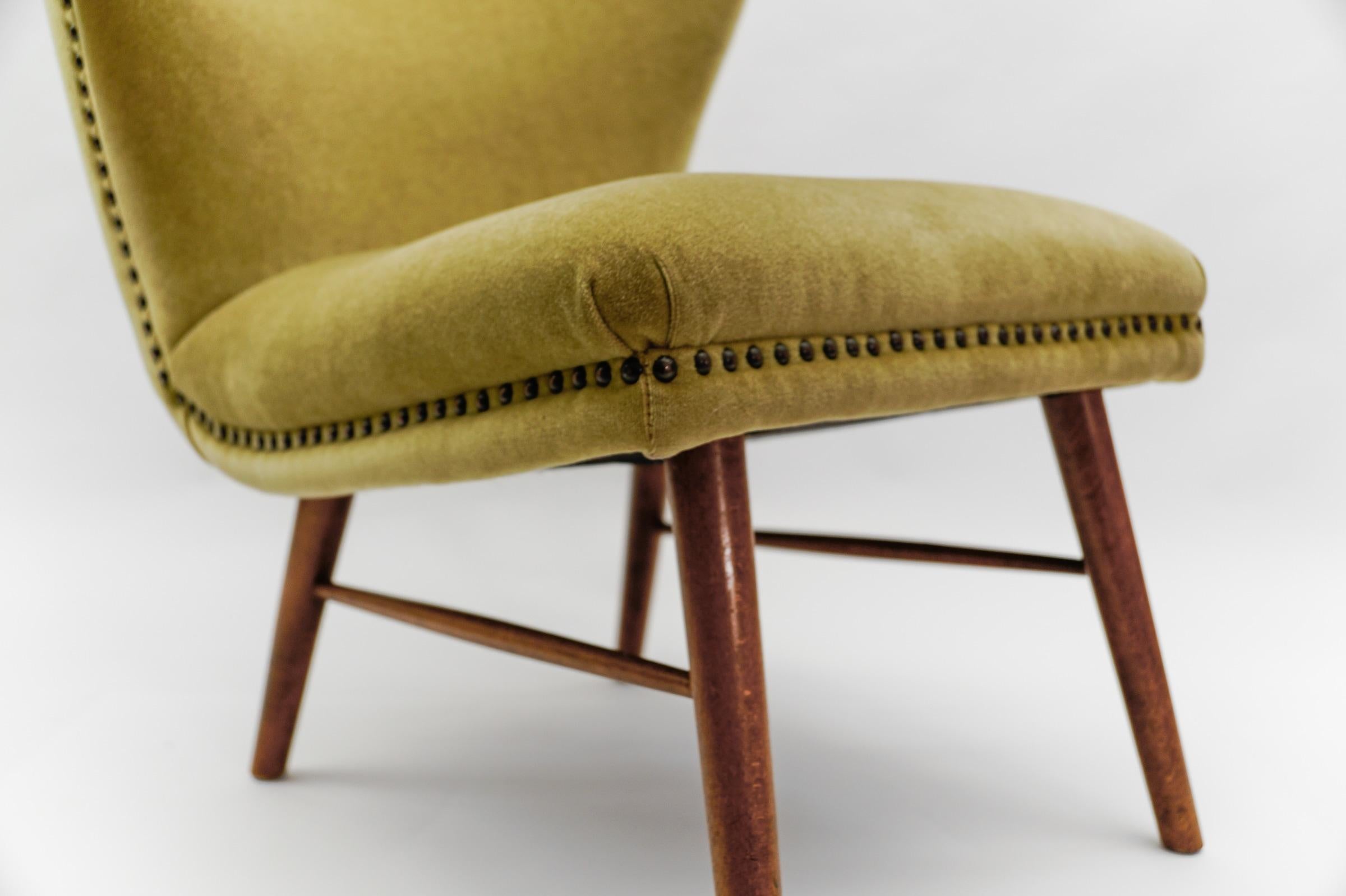 Lovely Mid-Century Modern Green Italian Wood & Fabric Wingback Armchair, 1950s For Sale 7