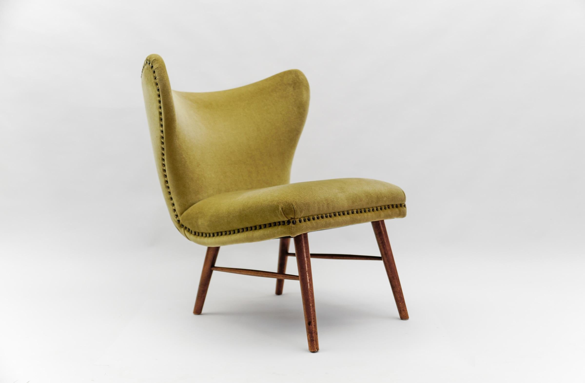 Lovely Mid-Century Modern Green Italian Wood & Fabric Wingback Armchair, 1950s

What a great design, we couldn't see ourselves enough.

Measures: width 64 cm
Depth 67 cm
Height 77 cm
Seat height 39 cm.
 