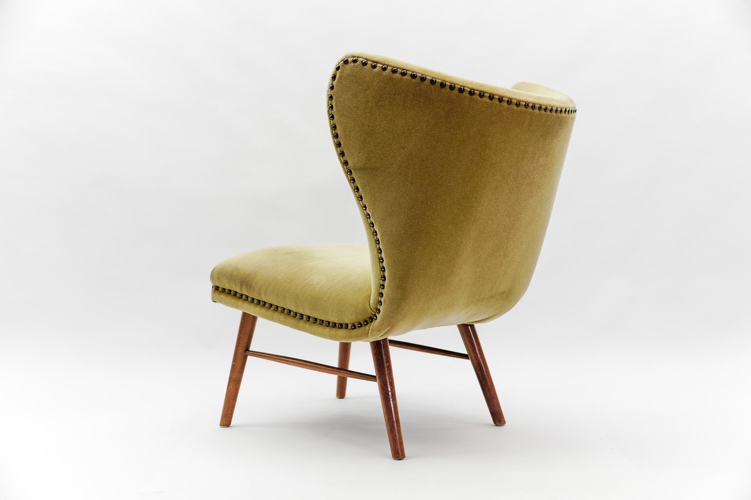 Lovely Mid-Century Modern Green Italian Wood & Fabric Wingback Armchair, 1950s For Sale 1