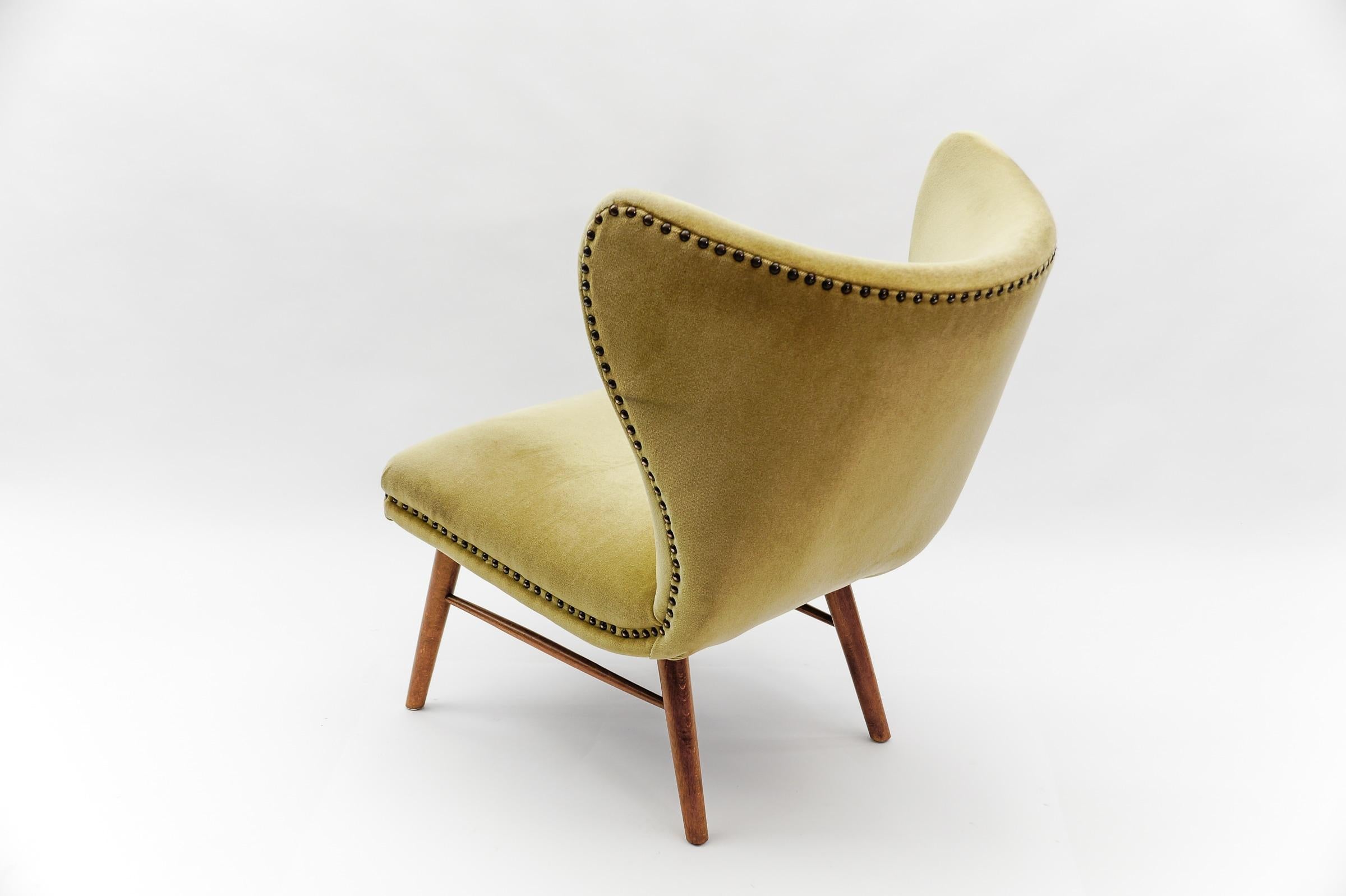Lovely Mid-Century Modern Green Italian Wood & Fabric Wingback Armchair, 1950s For Sale 2