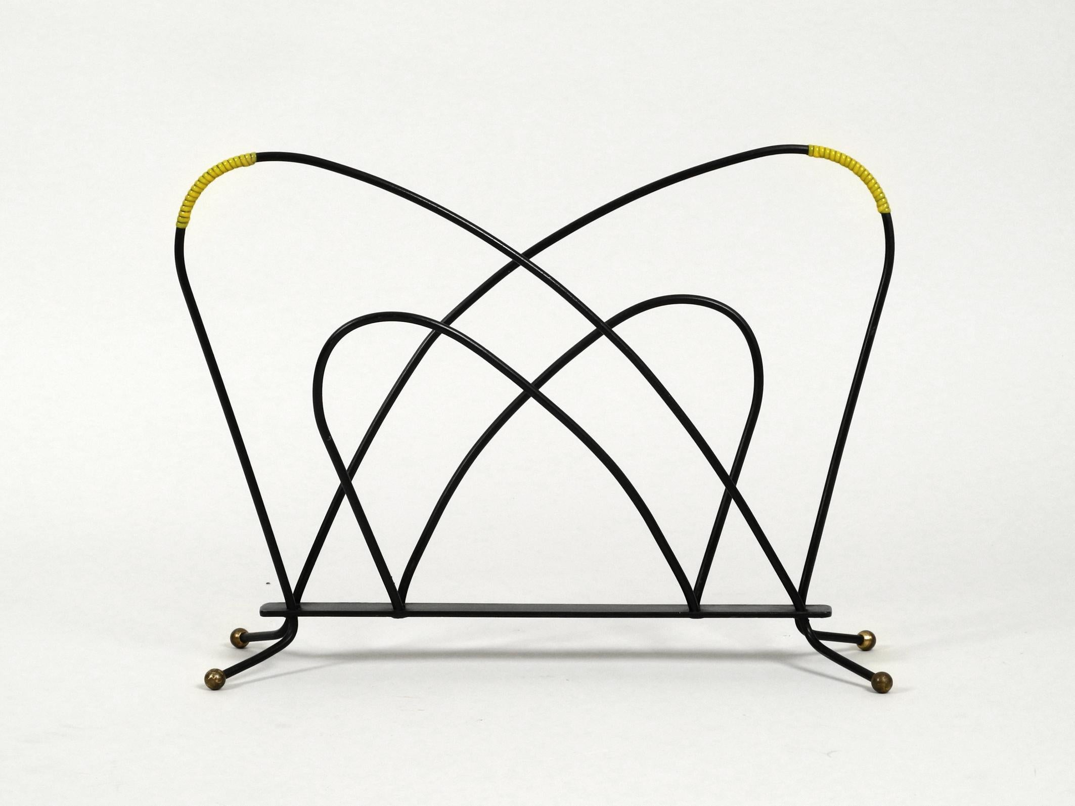 Beautiful and rare original Mid-Century Modern
newspaper or magazine rack made of black metal frame and brass ball feet.
Very high quality interesting Minimalist 1950s streamline design.
In very good vintage condition. No damages, not