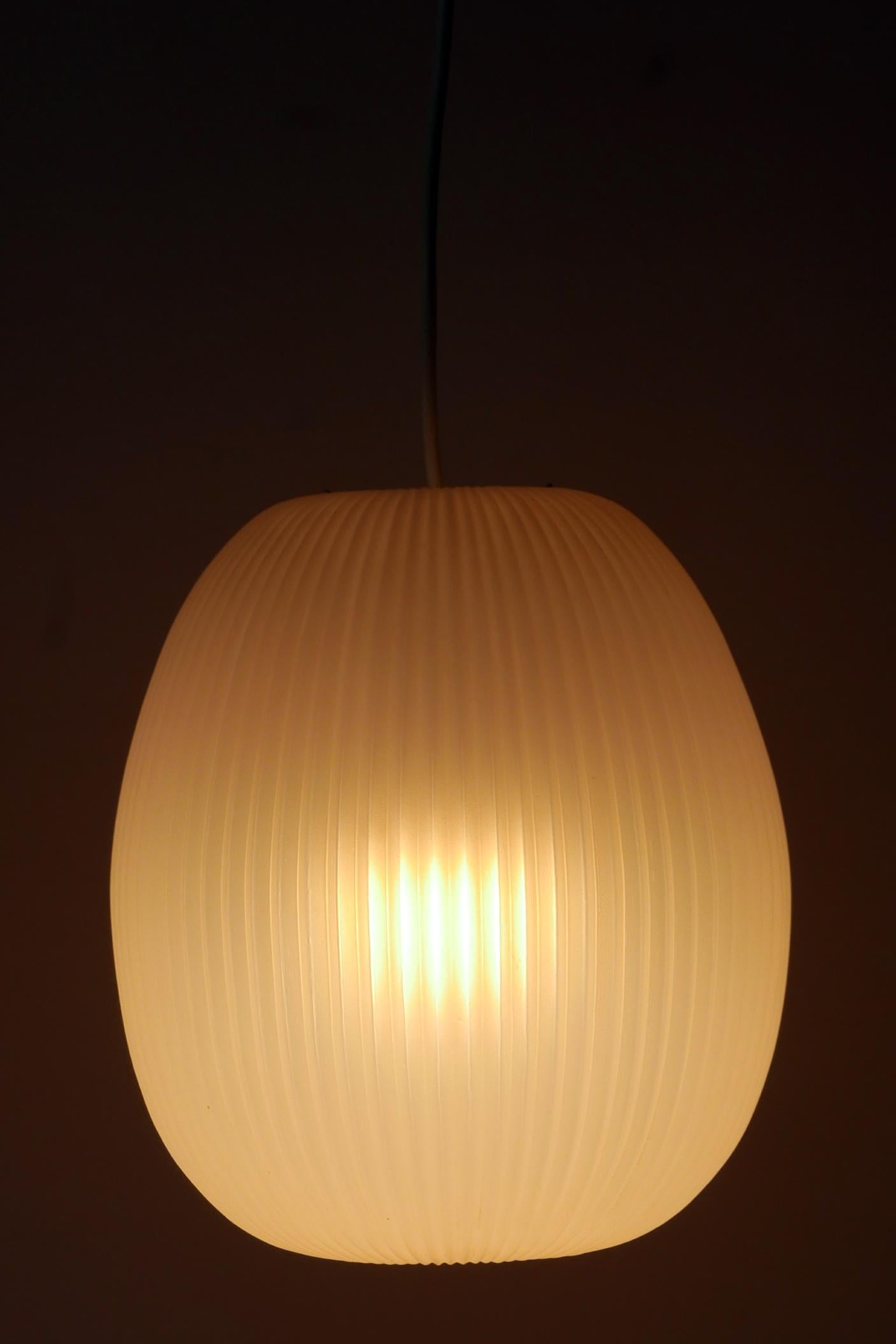 Lovely Mid-Century Modern pendant lamp or hanging light. Designed by Aloys F. Gangkofner for ERCO Leuchten, Germany, 1960.

Executed in plastic, it comes with 1 x E27 / E26 Edison screw fit bulb holder, is rewired and in working condition. It runs