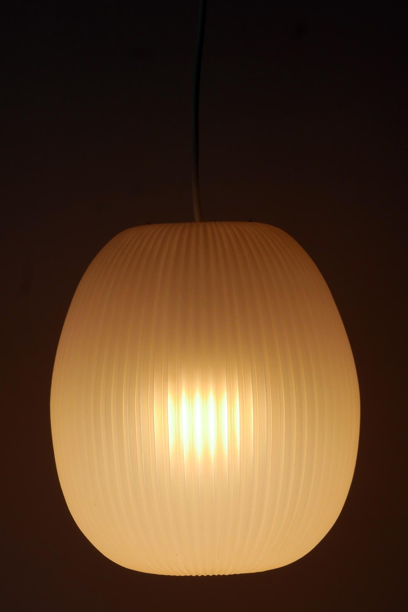 Lovely Mid-Century Modern pendant lamp or hanging light. Designed by Aloys F. Gangkofner for ERCO Leuchten, Germany, 1960.

Executed in plastic, it comes with 1 x E27 / E26 Edison screw fit bulb holder, is rewired and in working condition. It runs