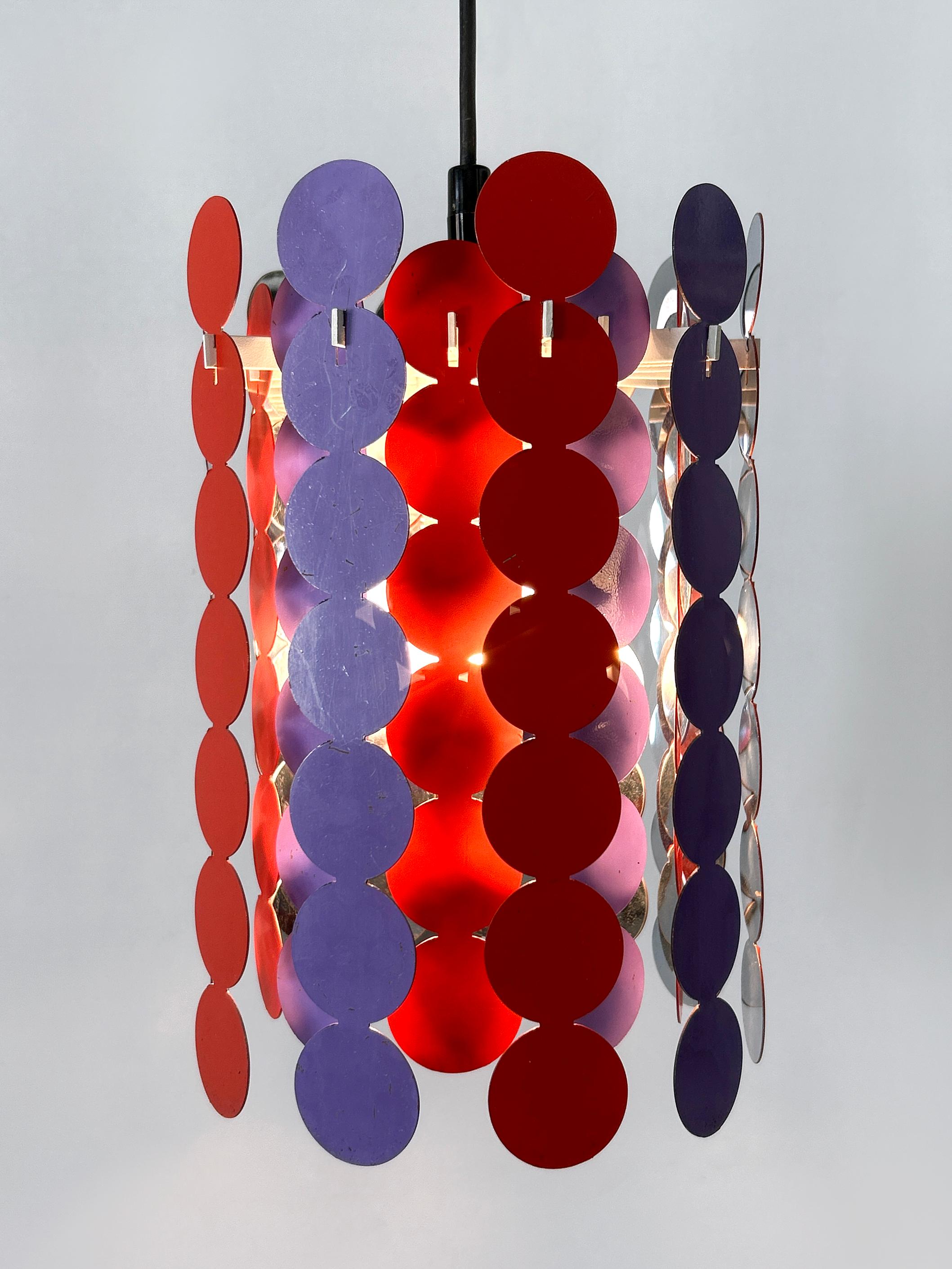 Äußerst seltene, schöne und hochdekorative Mid-Century Modern Pendelleuchte oder Hängelampe. Hergestellt von Doria Leuchten, 1960er Jahre, Deutschland.

Die Hängelampe ist aus violettem, rot emailliertem, verchromtem und perforiertem Metall