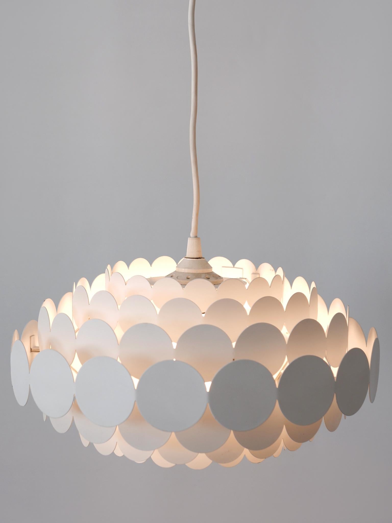 Lovely & highly decorative Mid-Century Modern pendant lamp or hanging light. Manufactured by Doria Leuchten, Germany, 1960s.

Executed in white enameled metal plates, the pendant lamp comes with 1 x E27 / E26 Edison screw fit bulb socket, is wired