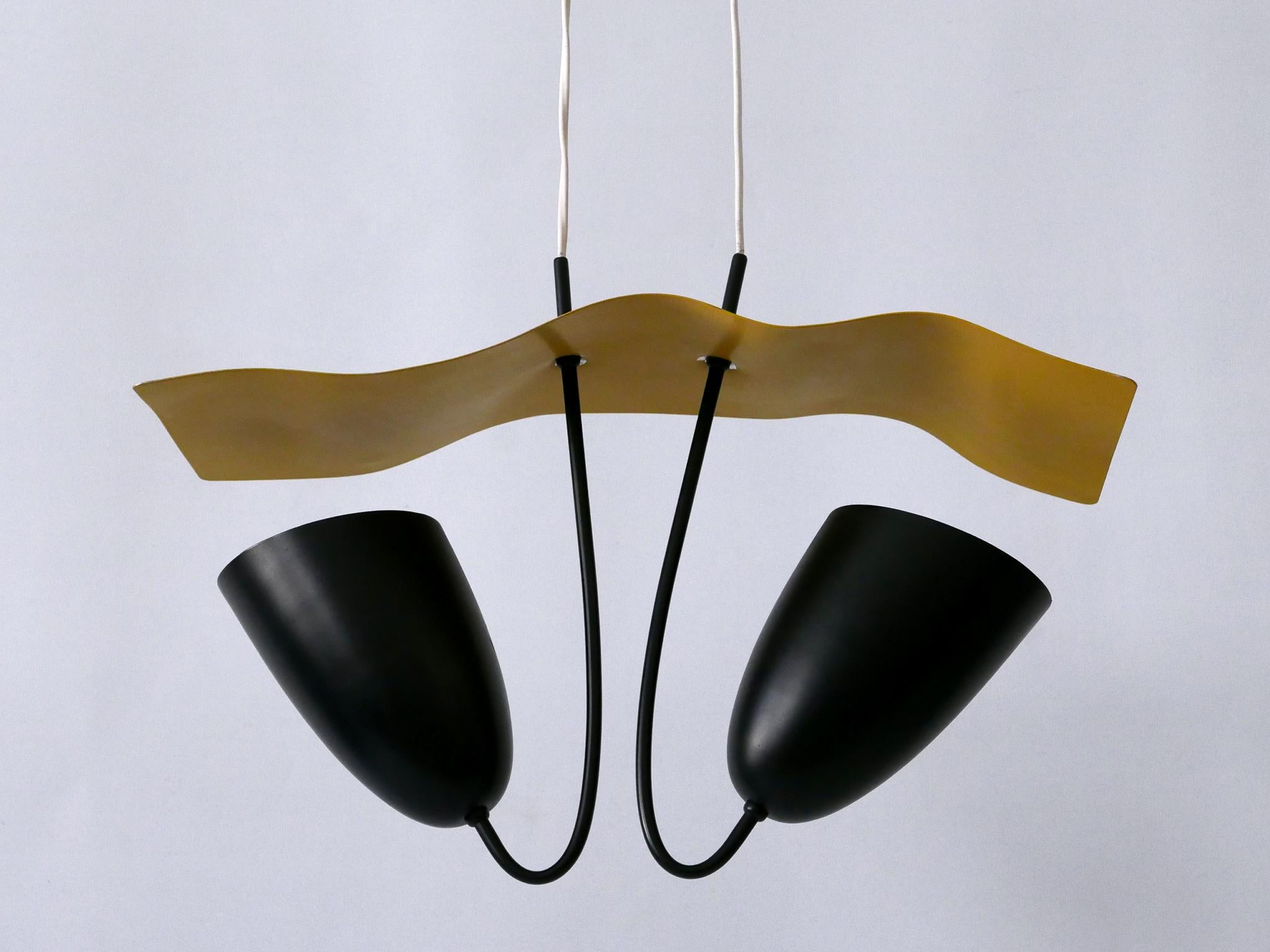 Rara, altamente decorativa ed elegante lampada a sospensione o lampada a sospensione del Mid-Century Modern. Progettato e prodotto probabilmente in Germania, negli anni '60.

Realizzata in alluminio smaltato e metallo, la lampada a sospensione