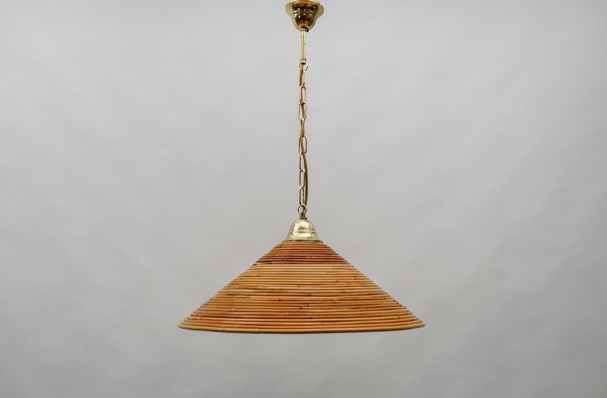 Rara y preciosa lámpara colgante decorativa de mediados de siglo. 

La lámpara necesita 1 bombilla de rosca Edison E27 / E26, está cableada, en buen estado y funciona con 110 / 230 voltios.

Las bombillas no están incluidas.

Es posible instalar
