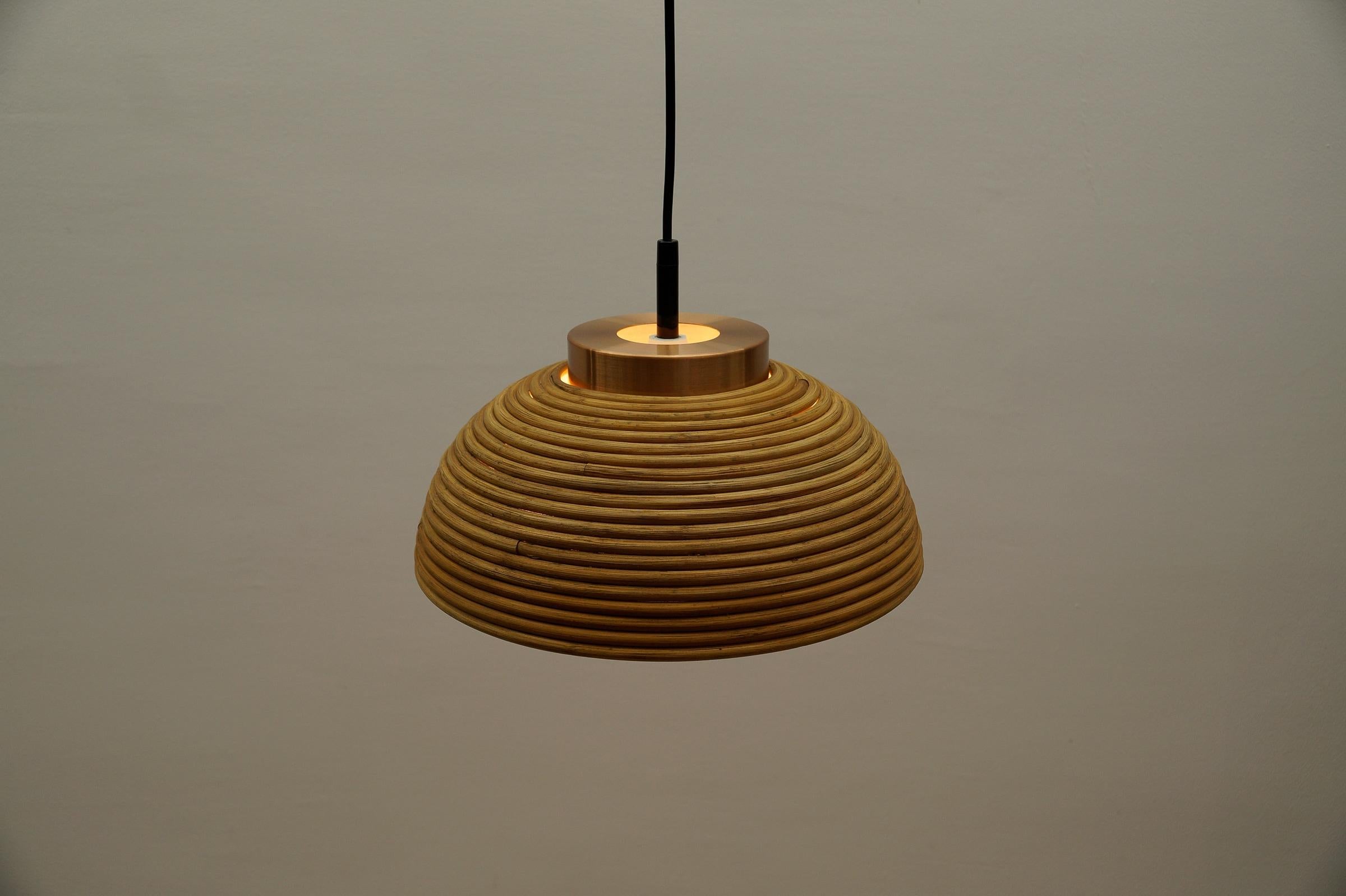 Lovely Mid-Century Modern Pendant Light made in Rattan, Glass and Copper , 1960s For Sale 6