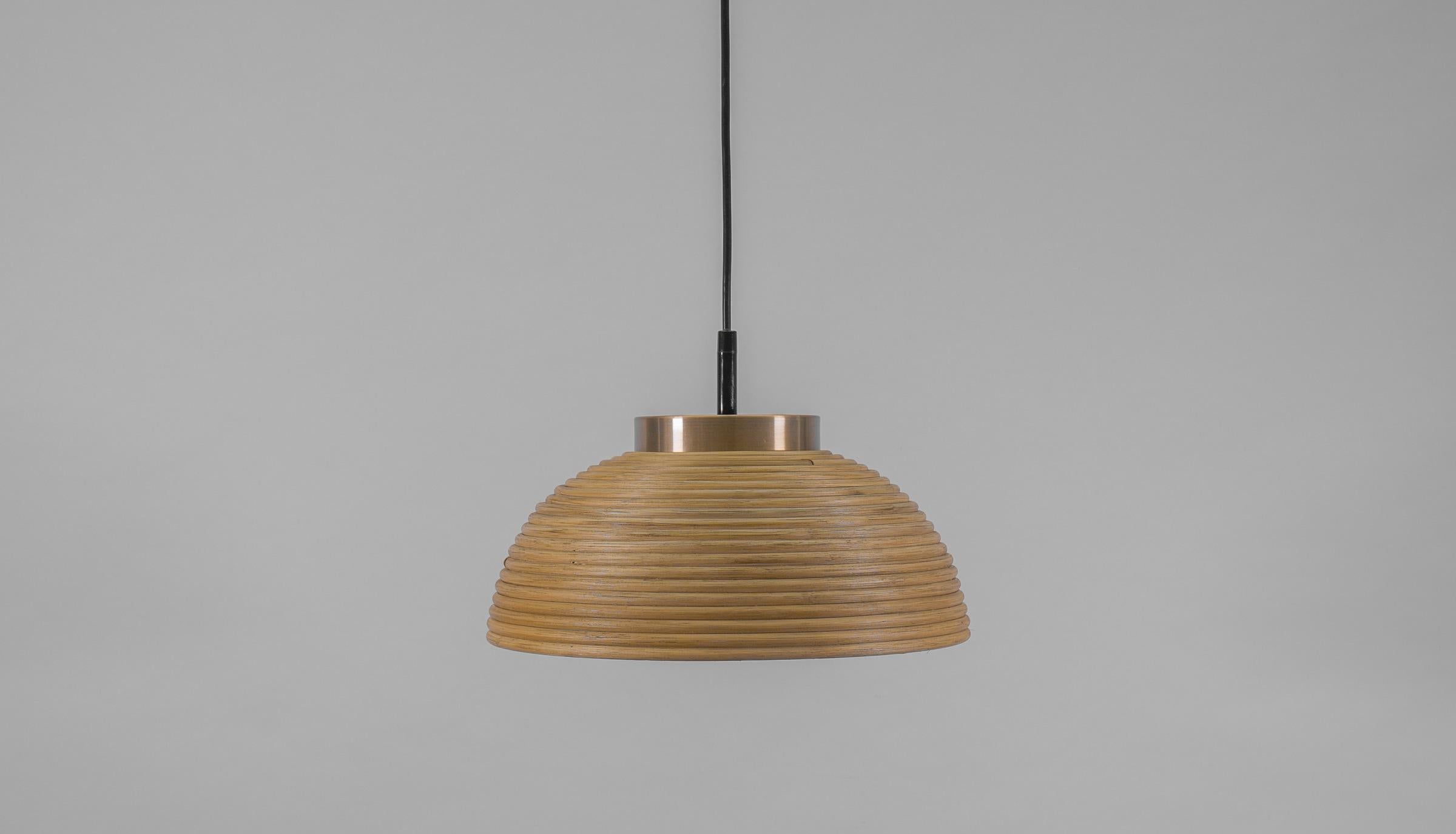 Lovely Mid-Century Modern Pendant Light made in Rattan, Glass and Copper , 1960s In Good Condition For Sale In Nürnberg, Bayern
