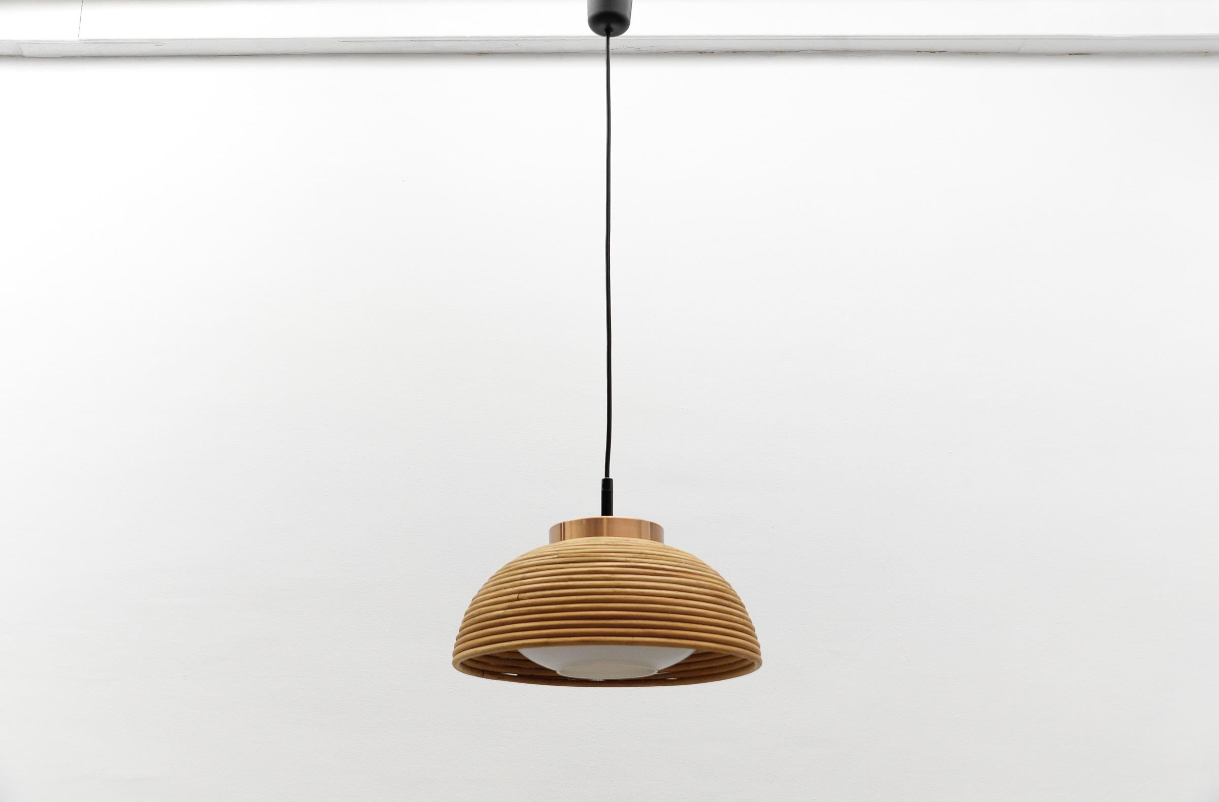 Lovely Mid-Century Modern Pendant Light made in Rattan, Glass and Copper , 1960s In Good Condition For Sale In Nürnberg, Bayern