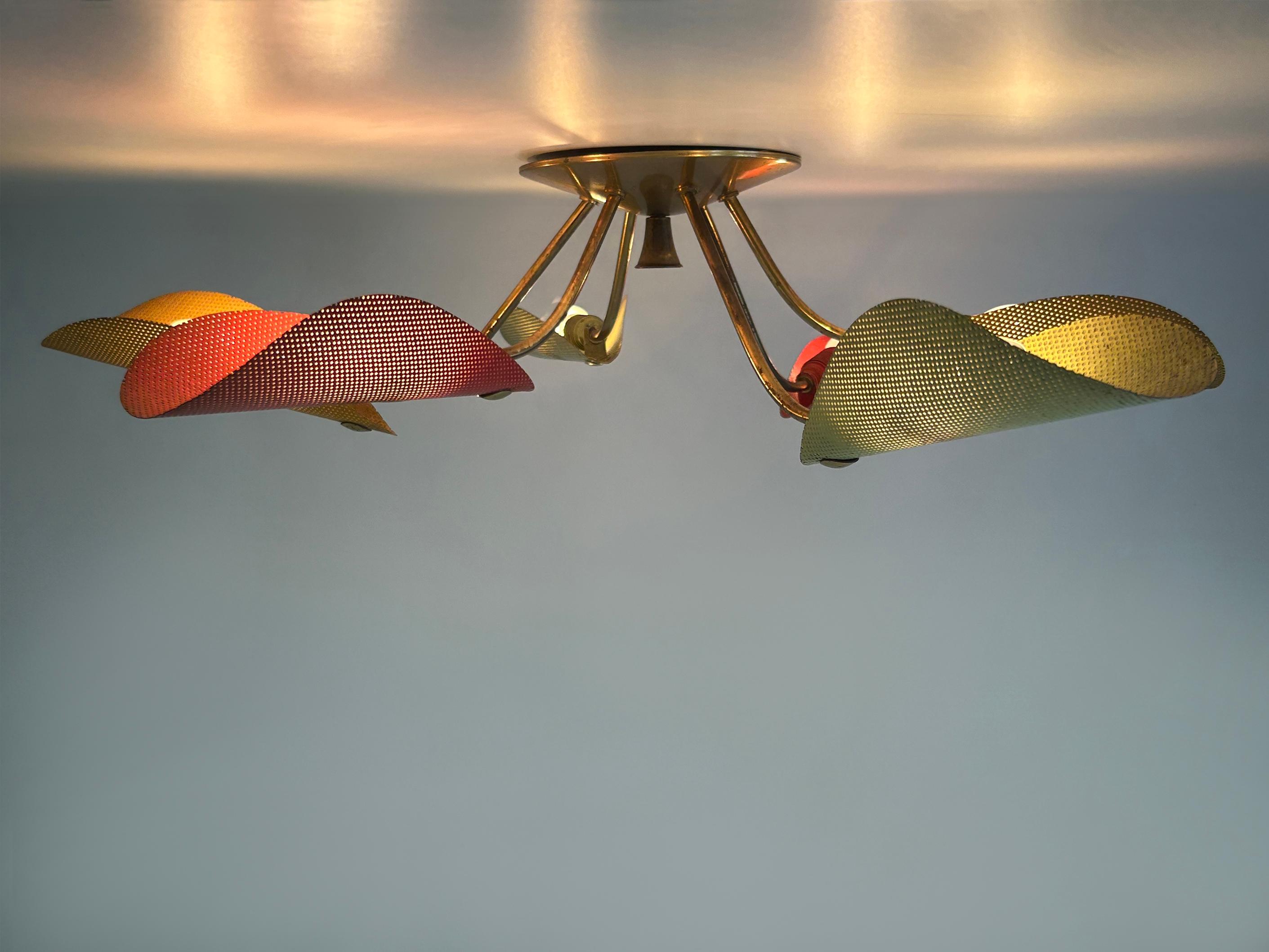 Lampada da soffitto a 6 bracci Sputnik Modern, estremamente rara, graziosa e altamente decorativa. Progettato e prodotto in Germania negli anni '50.

Realizzata in ottone e metallo smaltato policromo e perforato, la lampada da soffitto è dotata di 6