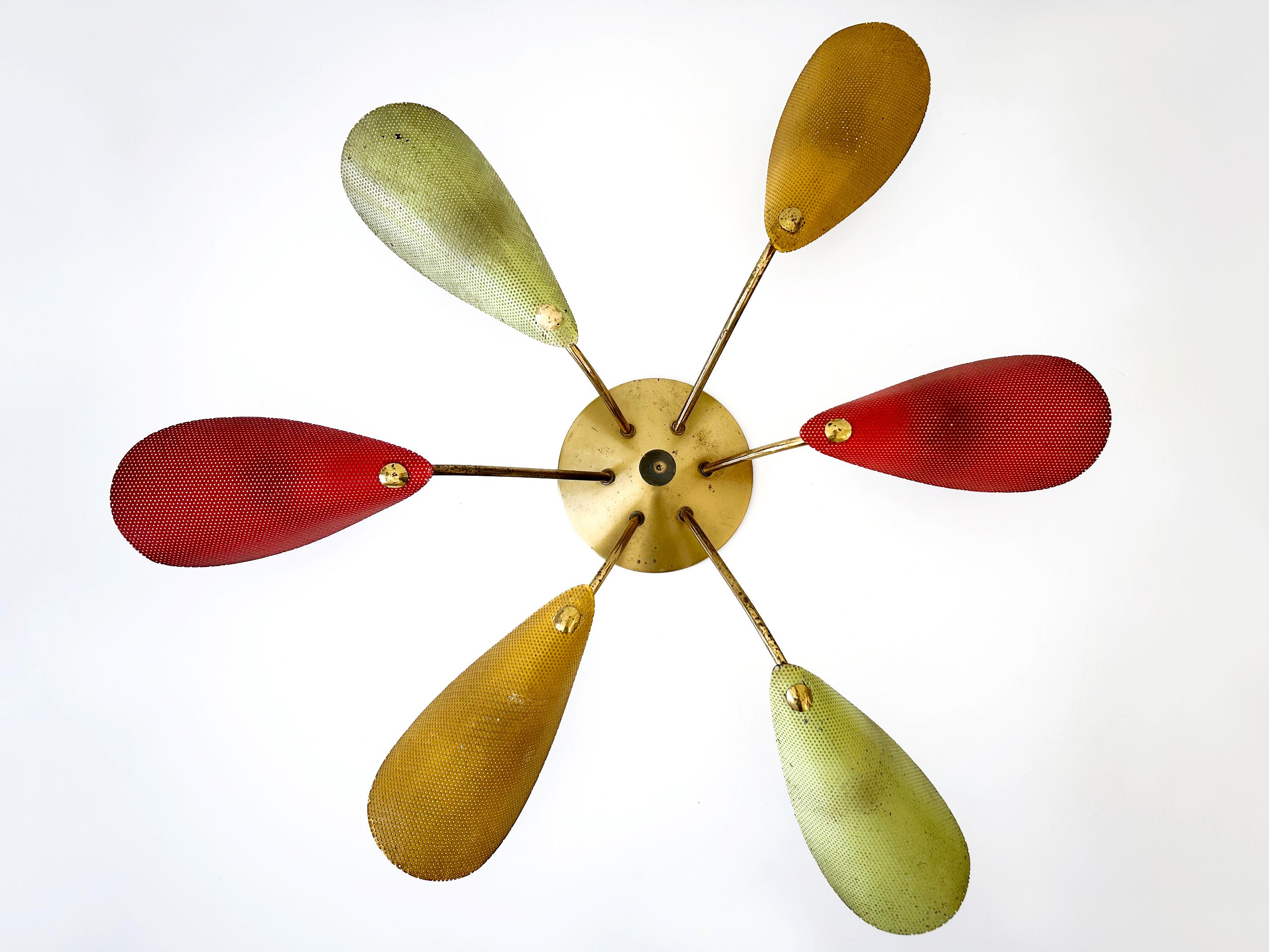 Tedesco Bella lampada da soffitto in metallo traforato e ottone della metà del secolo scorso, Germania, anni '50 in vendita