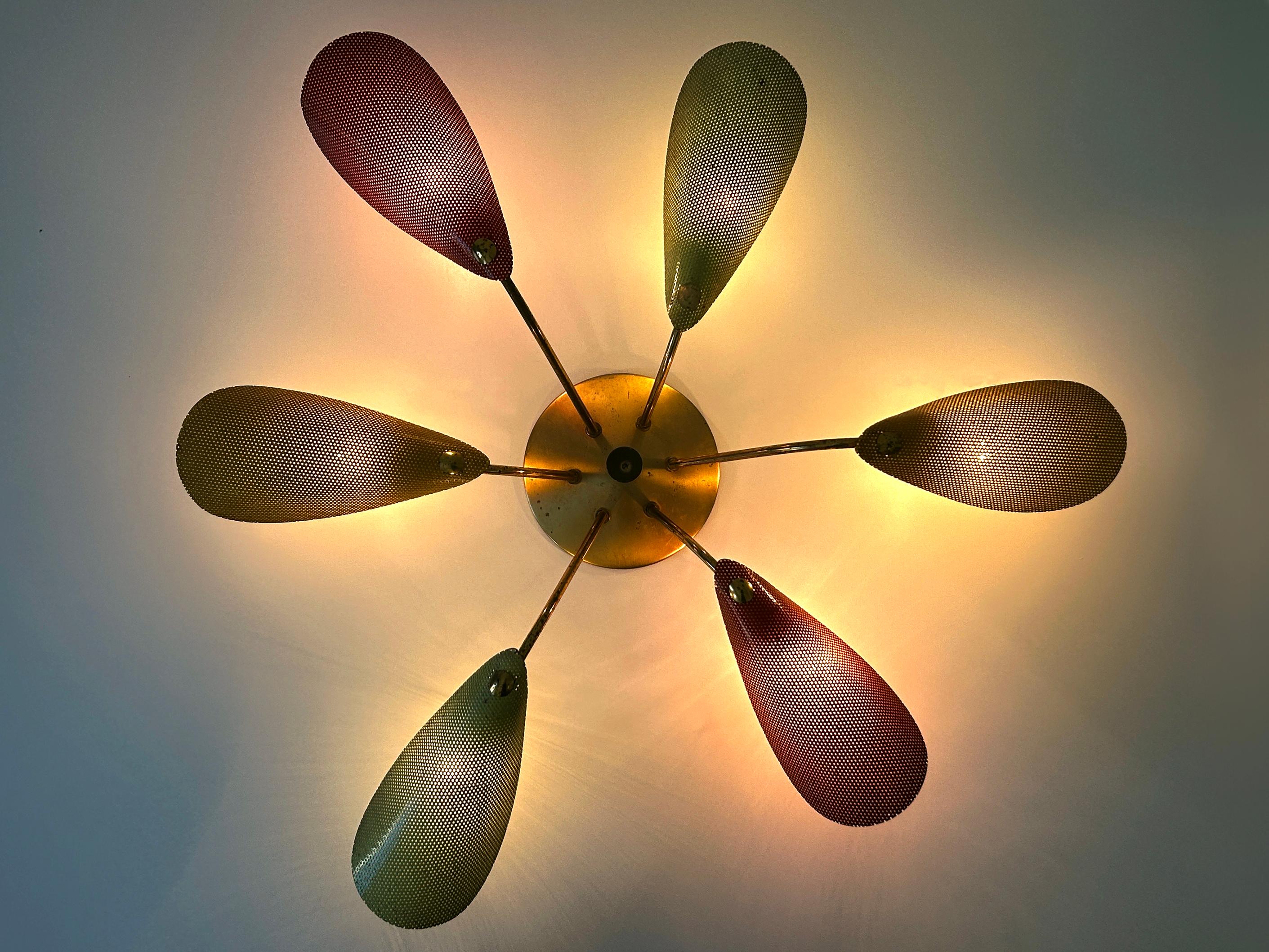 Bella lampada da soffitto in metallo traforato e ottone della metà del secolo scorso, Germania, anni '50 In condizioni buone in vendita a Munich, DE