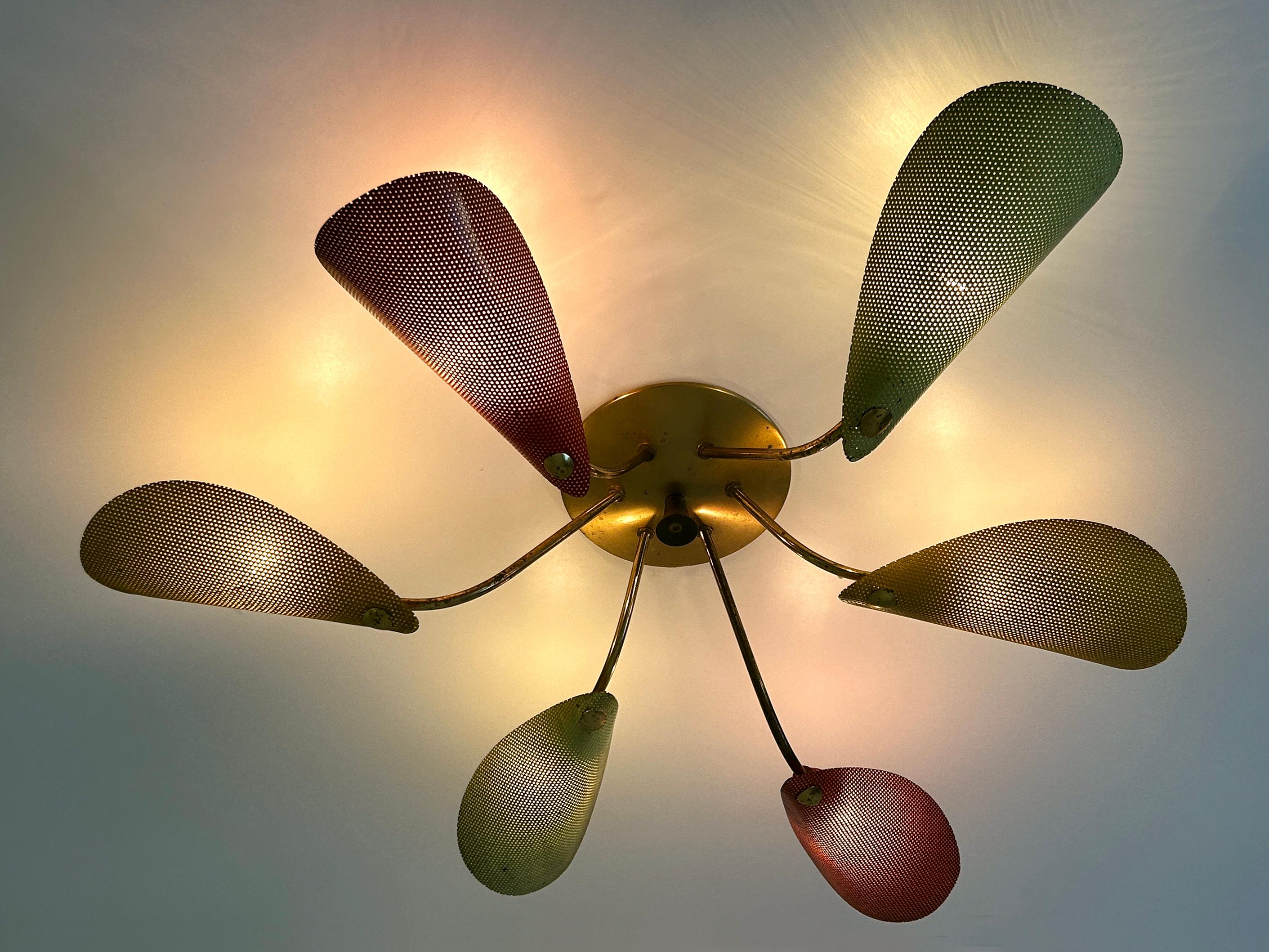 Bella lampada da soffitto in metallo traforato e ottone della metà del secolo scorso, Germania, anni '50 in vendita 1