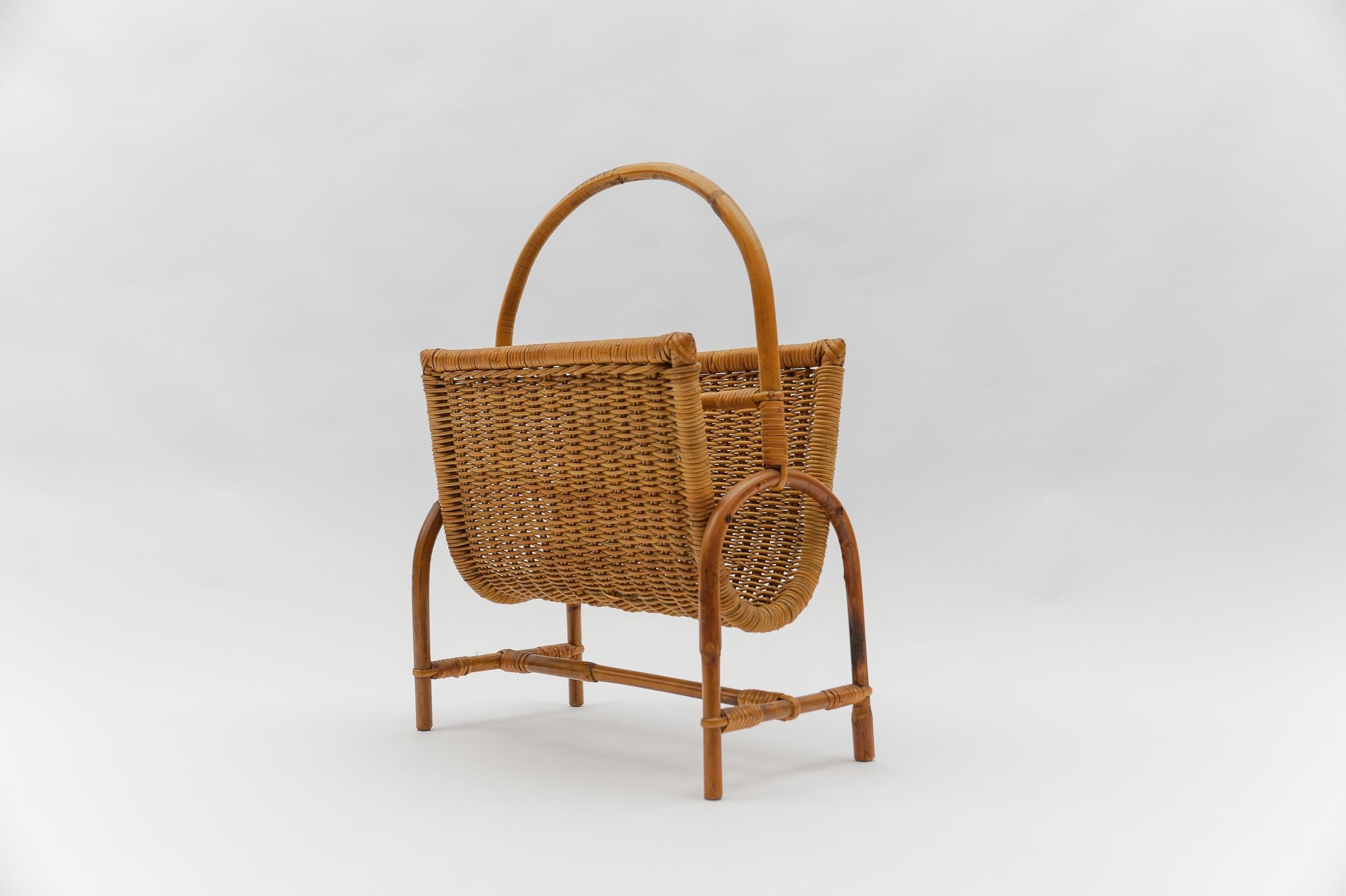 Lovely Mid-Century Modern Rattan Magazine Rack, 1960s Italy In Good Condition For Sale In Nürnberg, Bayern