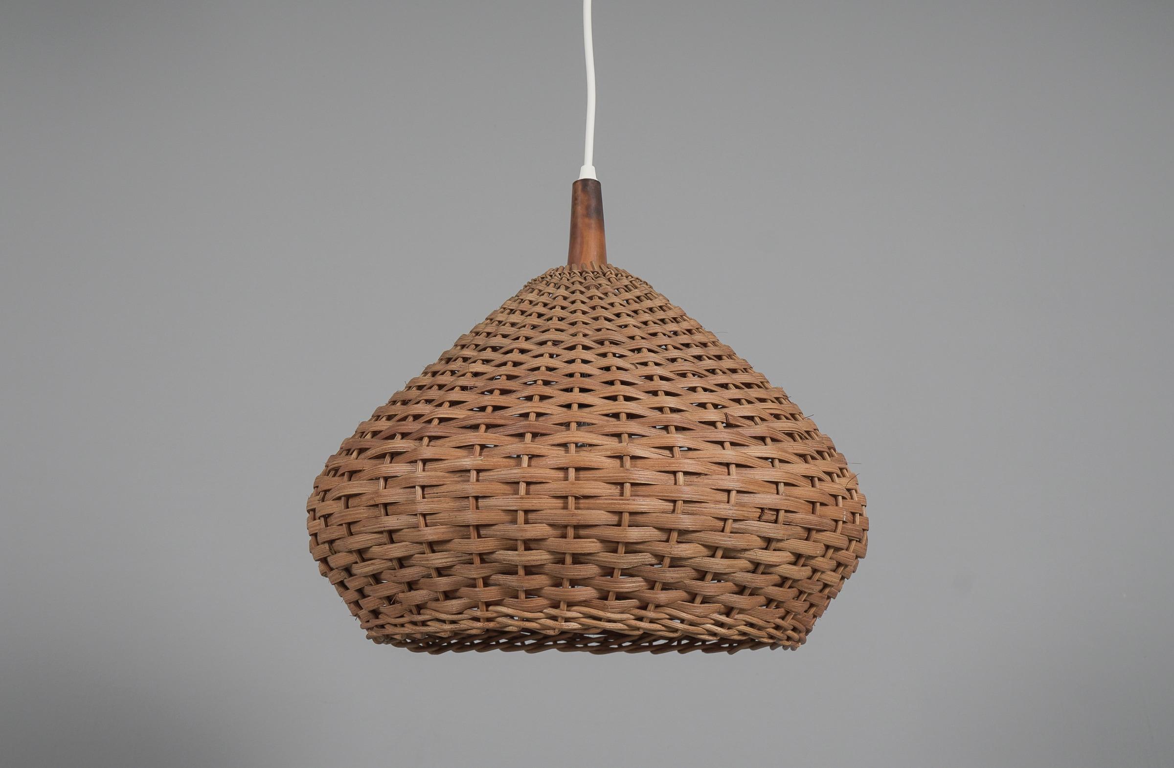 Lovely Mid-Century Modern Wicker Pendant Light, 1960s In Good Condition For Sale In Nürnberg, Bayern