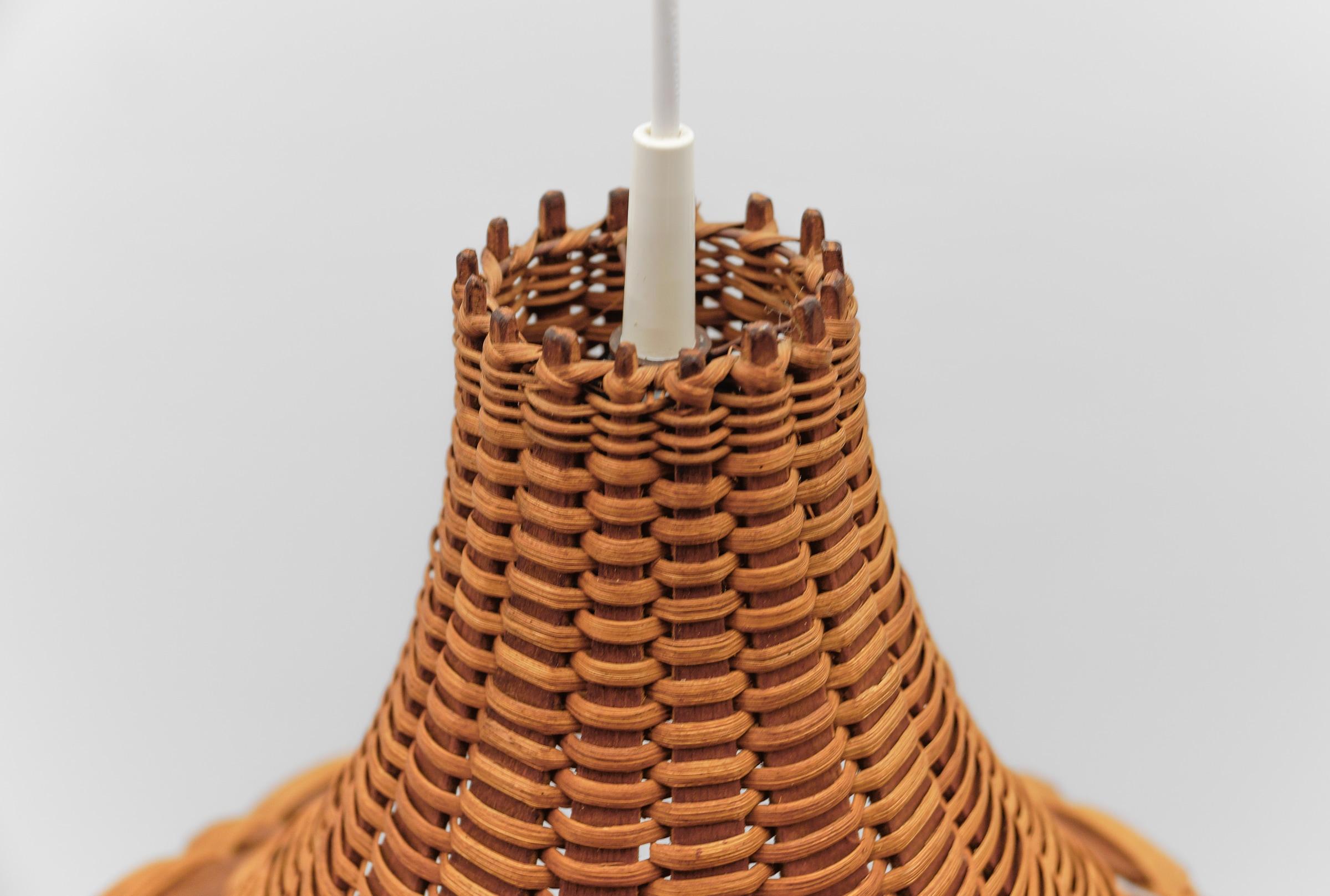 Hübsche moderne Pendelleuchte aus Rattan und Holz aus der Mitte des Jahrhunderts, 1960er Jahre Italien im Angebot 3