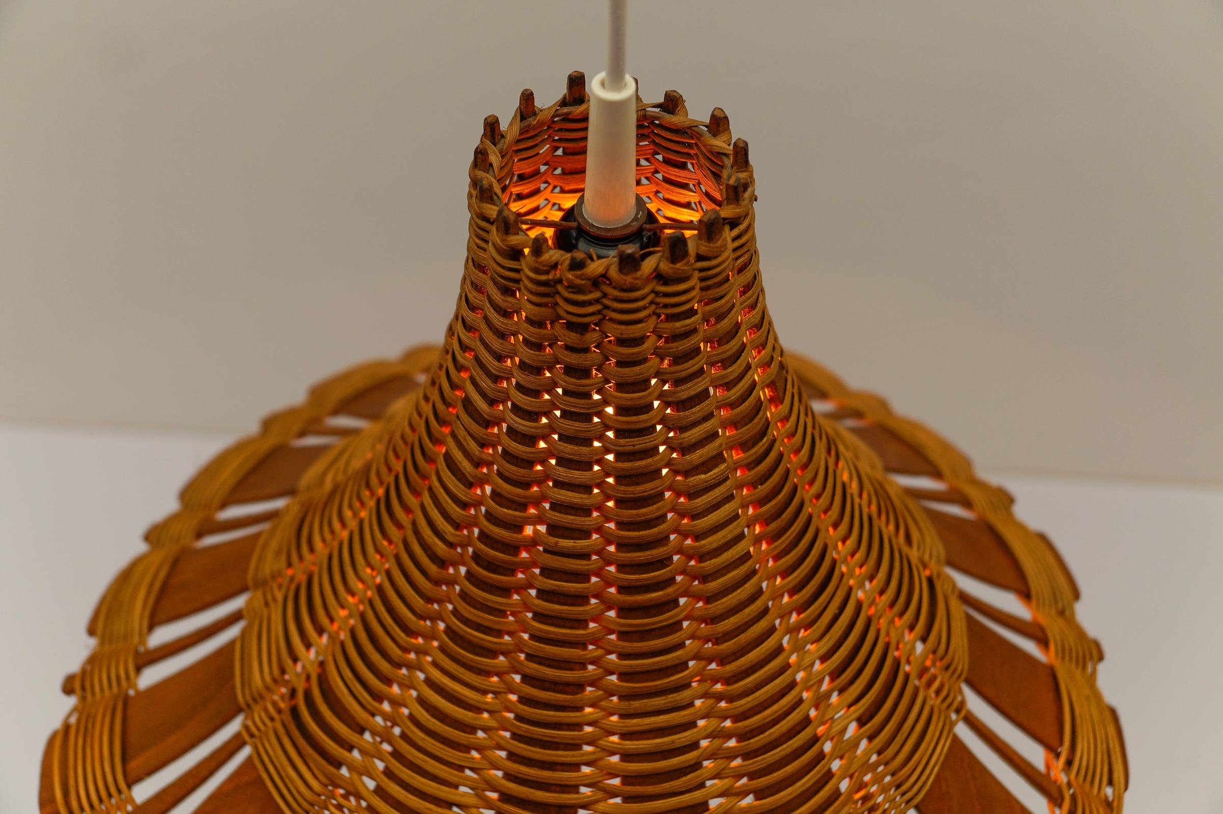 Hübsche moderne Pendelleuchte aus Rattan und Holz aus der Mitte des Jahrhunderts, 1960er Jahre Italien im Angebot 4
