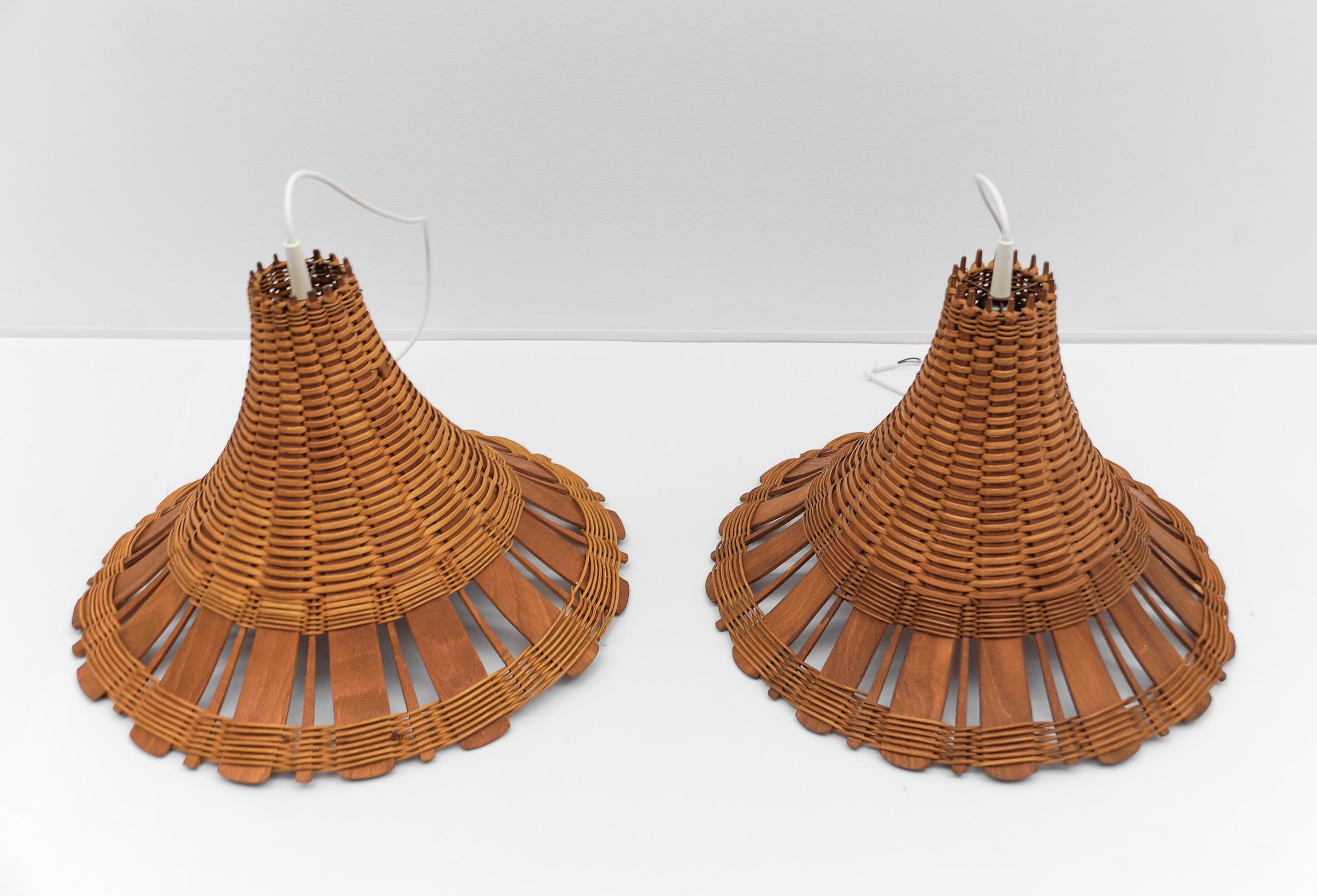 Hübsche moderne Pendelleuchte aus Rattan und Holz aus der Mitte des Jahrhunderts, 1960er Jahre Italien im Angebot 6