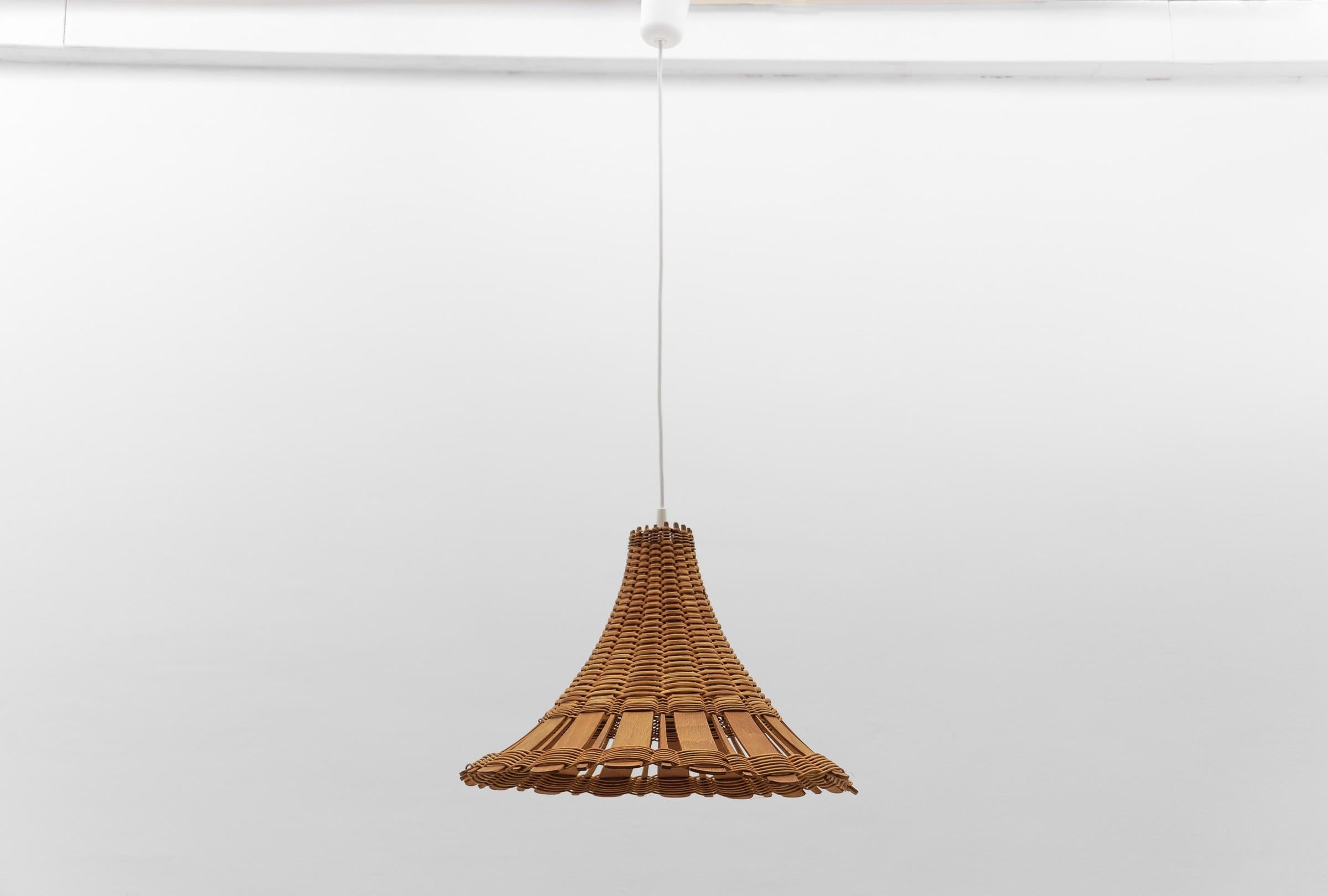 Hübsche moderne Pendelleuchte aus Rattan und Holz aus der Mitte des Jahrhunderts, 1960er Jahre Italien

Die Lampe kann bis zu einer Höhe von 65 cm verstellt werden.

Die aus Rattan und Holz gefertigte Pendelleuchte wird mit 1 x E27 / E26