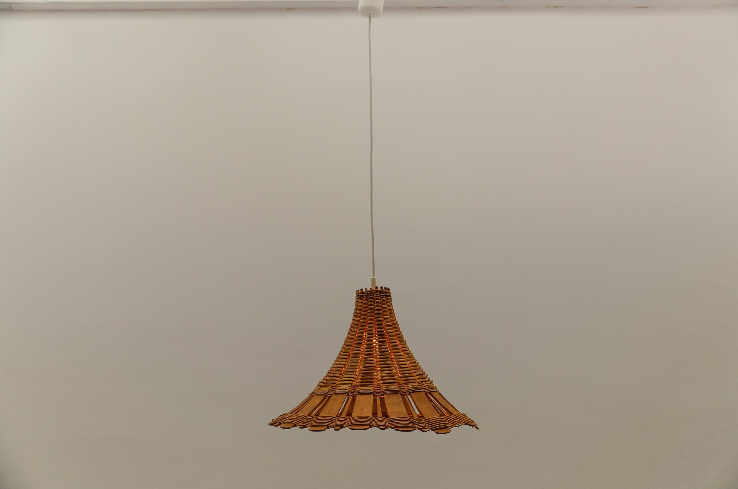 Hübsche moderne Pendelleuchte aus Rattan und Holz aus der Mitte des Jahrhunderts, 1960er Jahre Italien (Skandinavische Moderne) im Angebot