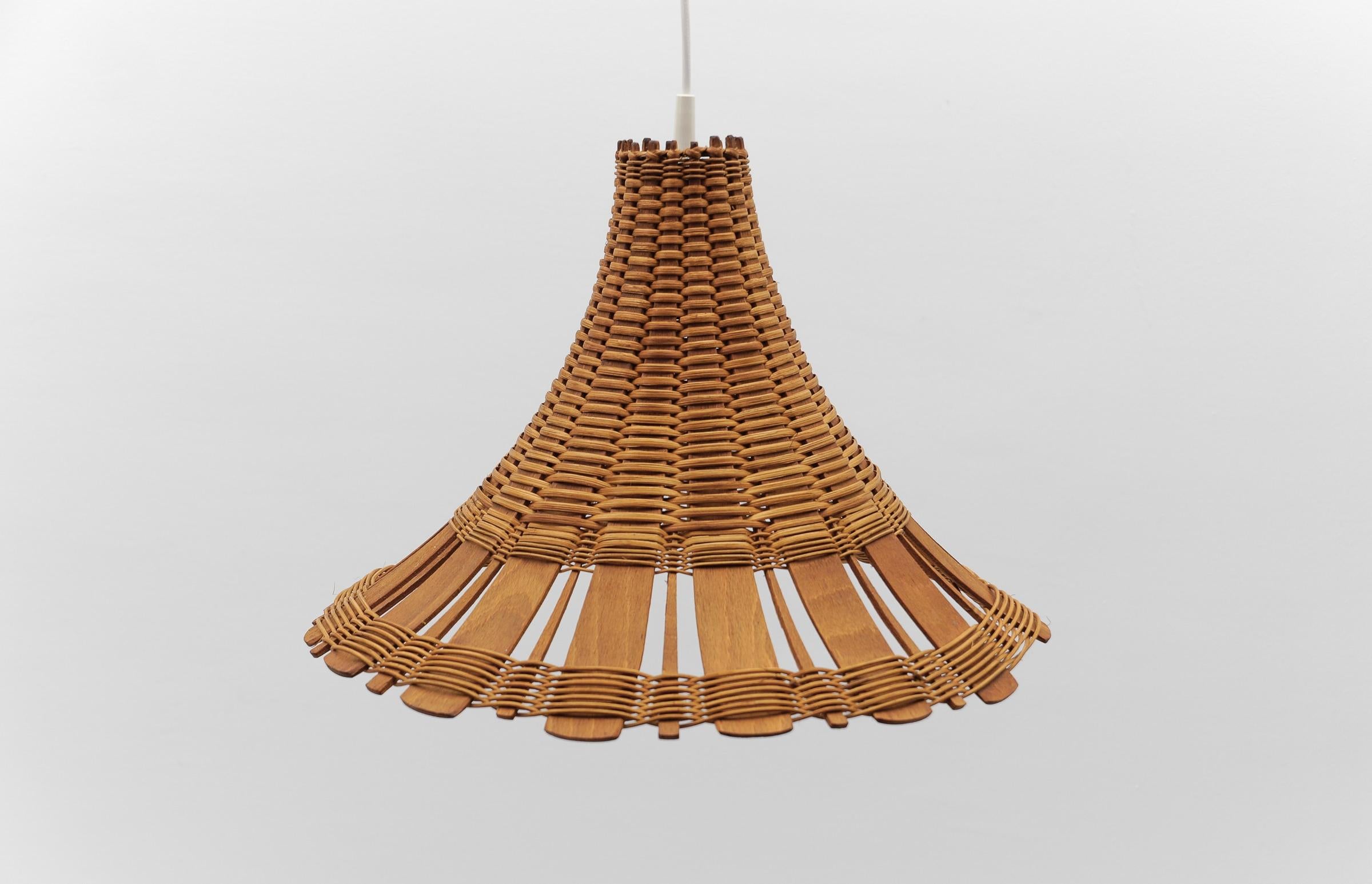 Hübsche moderne Pendelleuchte aus Rattan und Holz aus der Mitte des Jahrhunderts, 1960er Jahre Italien (Skandinavisch) im Angebot