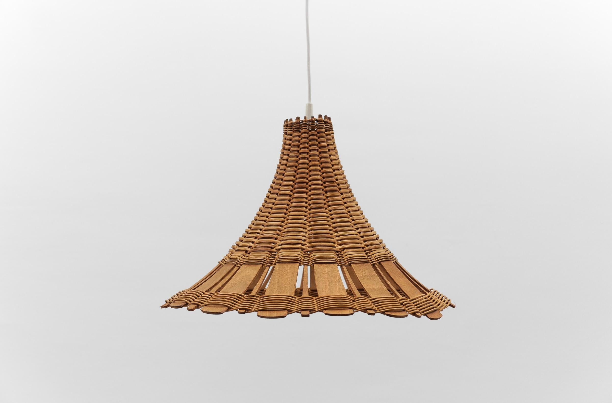 Hübsche moderne Pendelleuchte aus Rattan und Holz aus der Mitte des Jahrhunderts, 1960er Jahre Italien im Zustand „Gut“ im Angebot in Nürnberg, Bayern