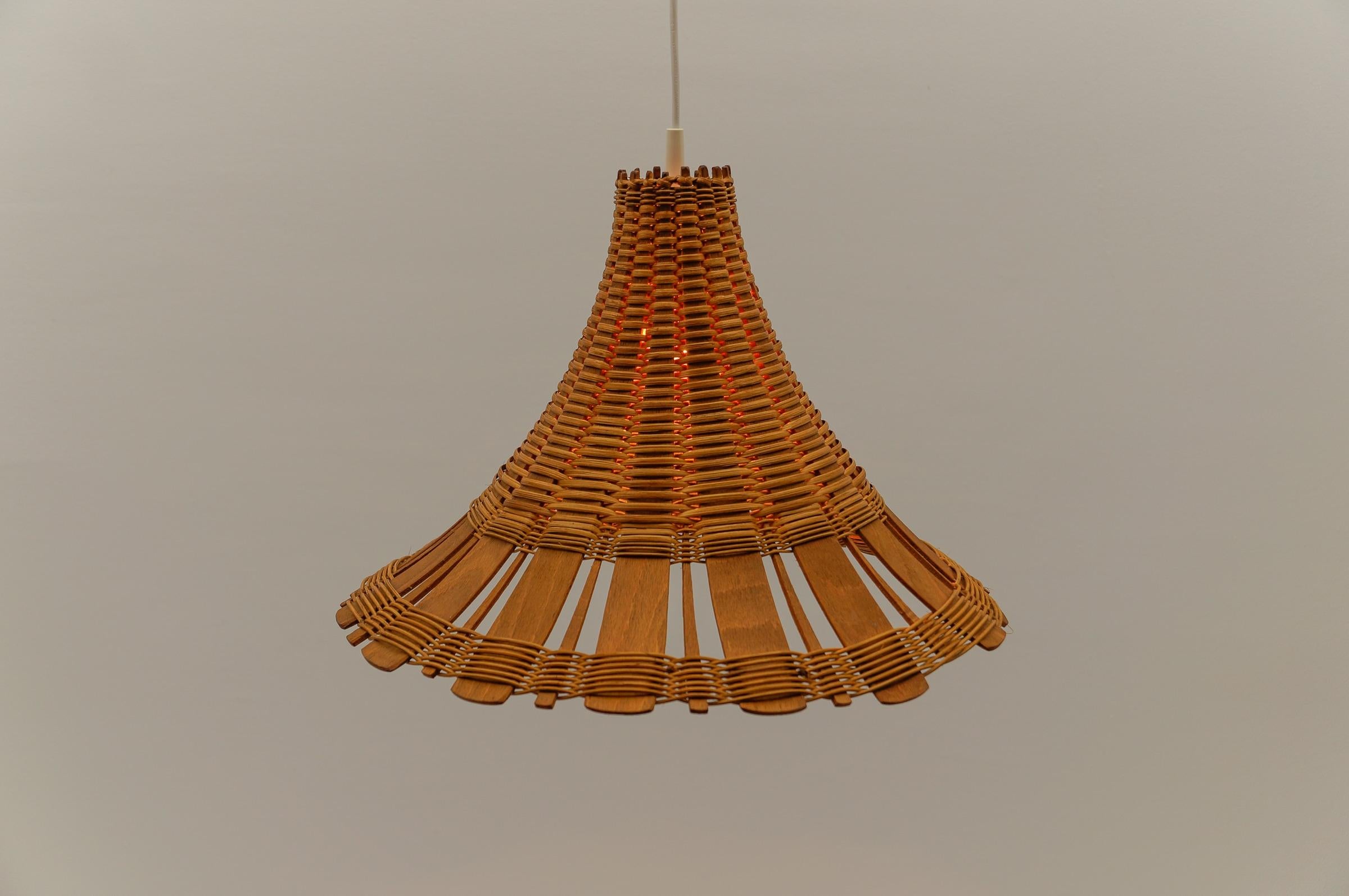 Hübsche moderne Pendelleuchte aus Rattan und Holz aus der Mitte des Jahrhunderts, 1960er Jahre Italien (Mitte des 20. Jahrhunderts) im Angebot