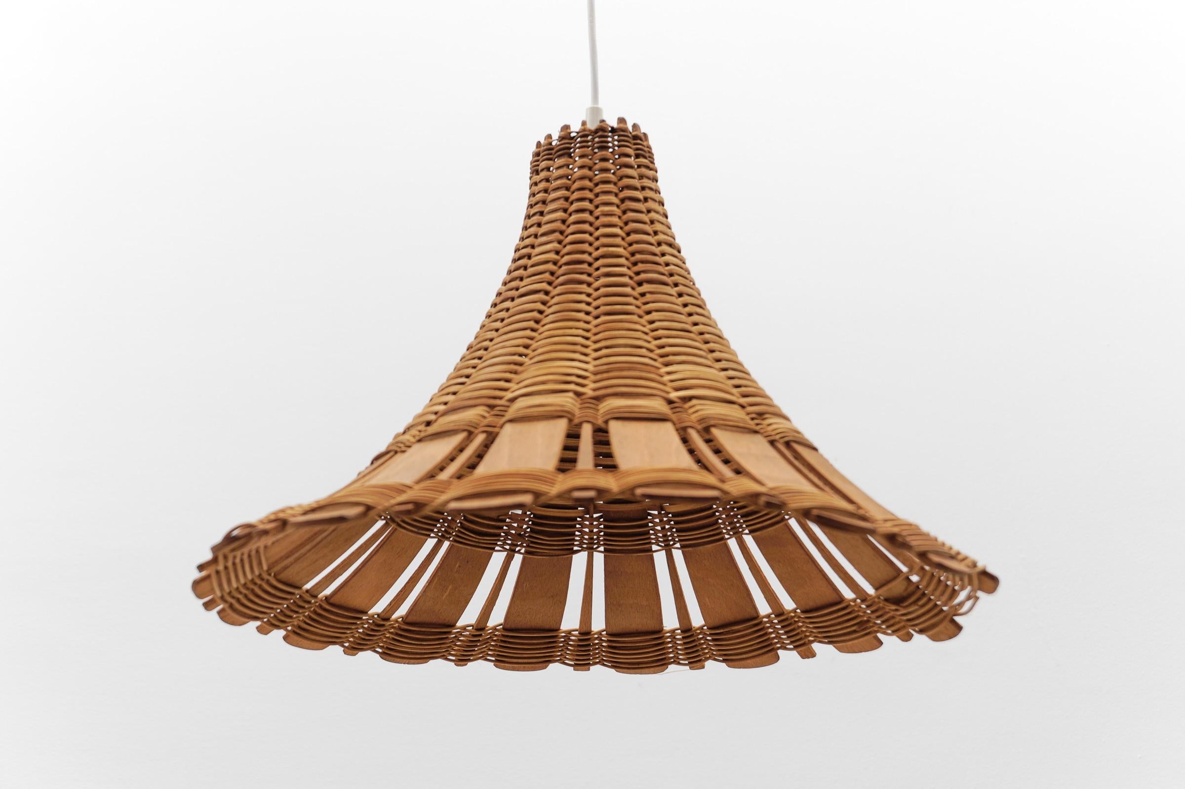 Hübsche moderne Pendelleuchte aus Rattan und Holz aus der Mitte des Jahrhunderts, 1960er Jahre Italien (Korbweide) im Angebot