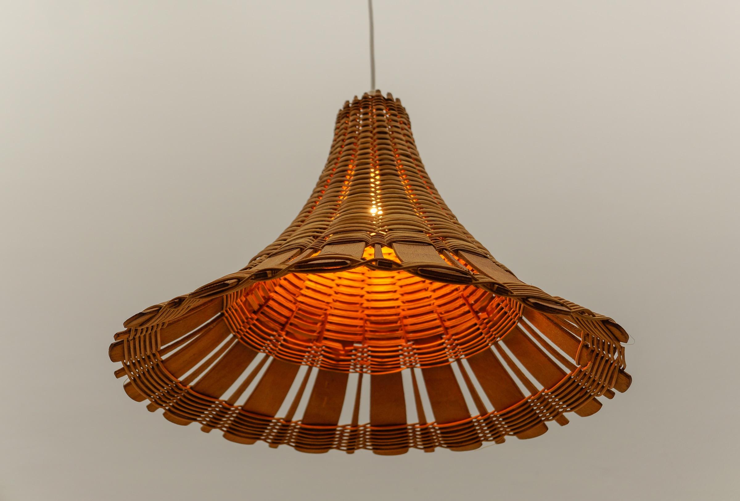 Hübsche moderne Pendelleuchte aus Rattan und Holz aus der Mitte des Jahrhunderts, 1960er Jahre Italien im Angebot 1