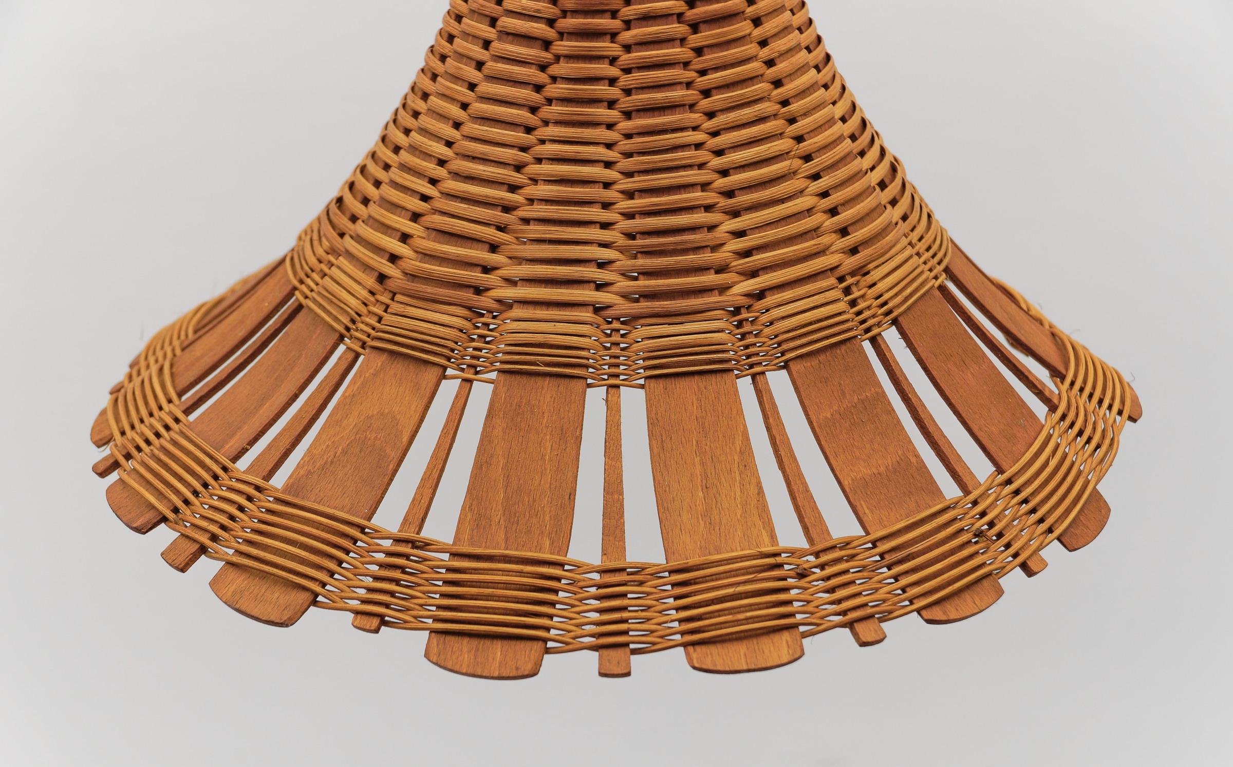 Hübsche moderne Pendelleuchte aus Rattan und Holz aus der Mitte des Jahrhunderts, 1960er Jahre Italien im Angebot 2