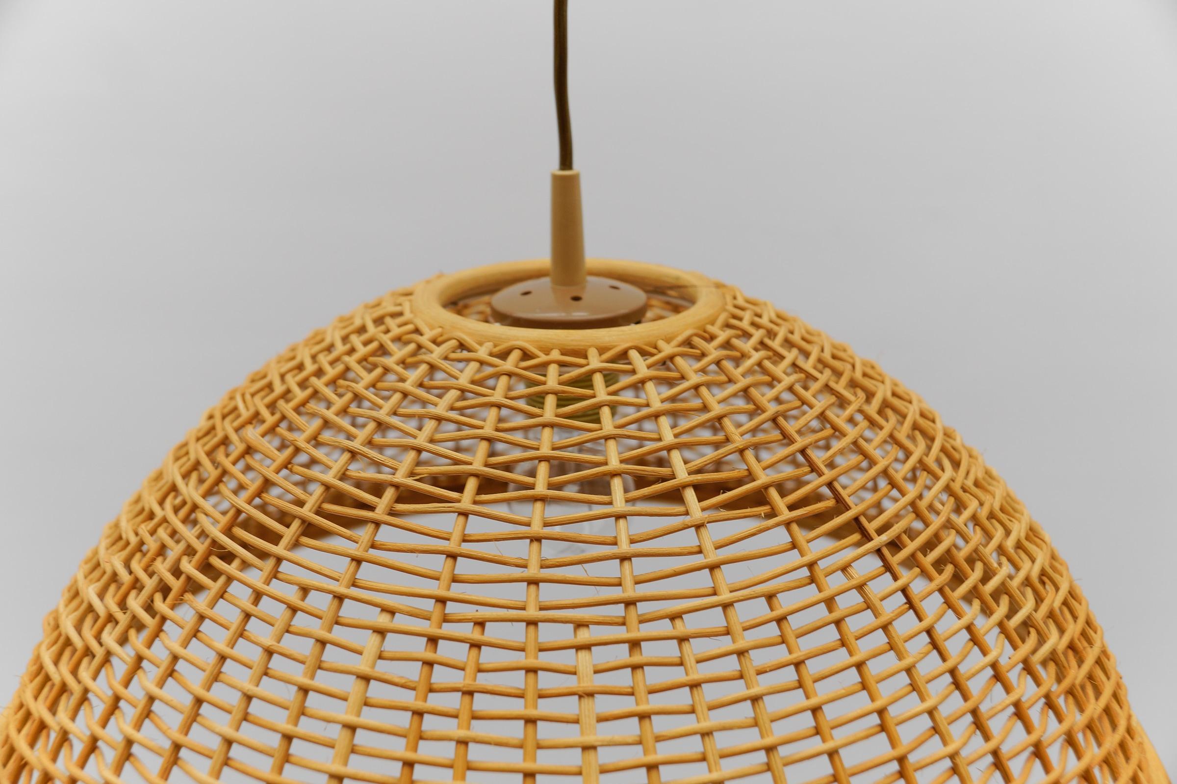 Lovely Mid-Century Modern Rattan Wicker Pendant Light, 1960s Italy For Sale 4