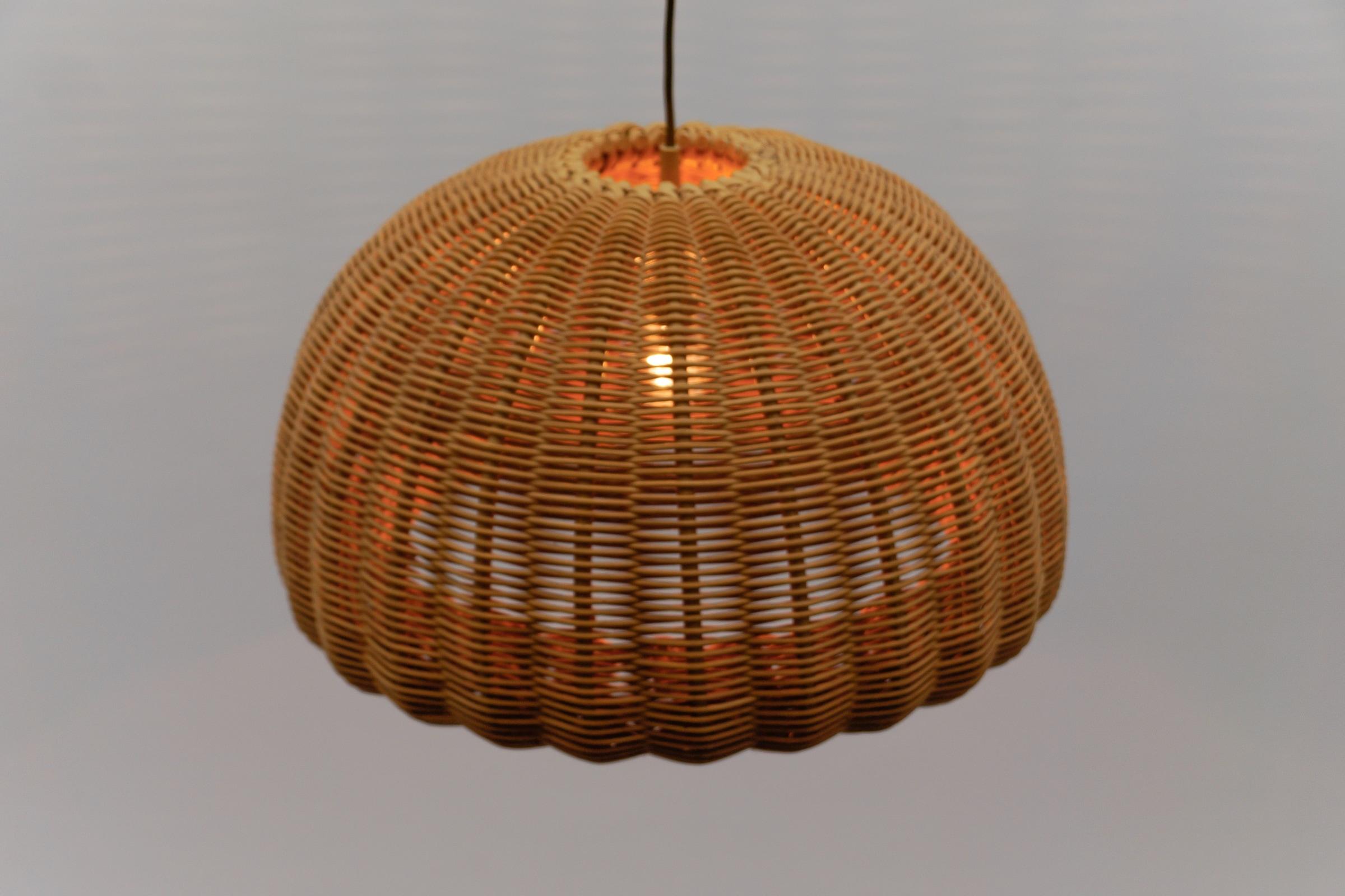 Lovely Mid-Century Modern Rattan Wicker Pendant Light, 1960s Italy 6