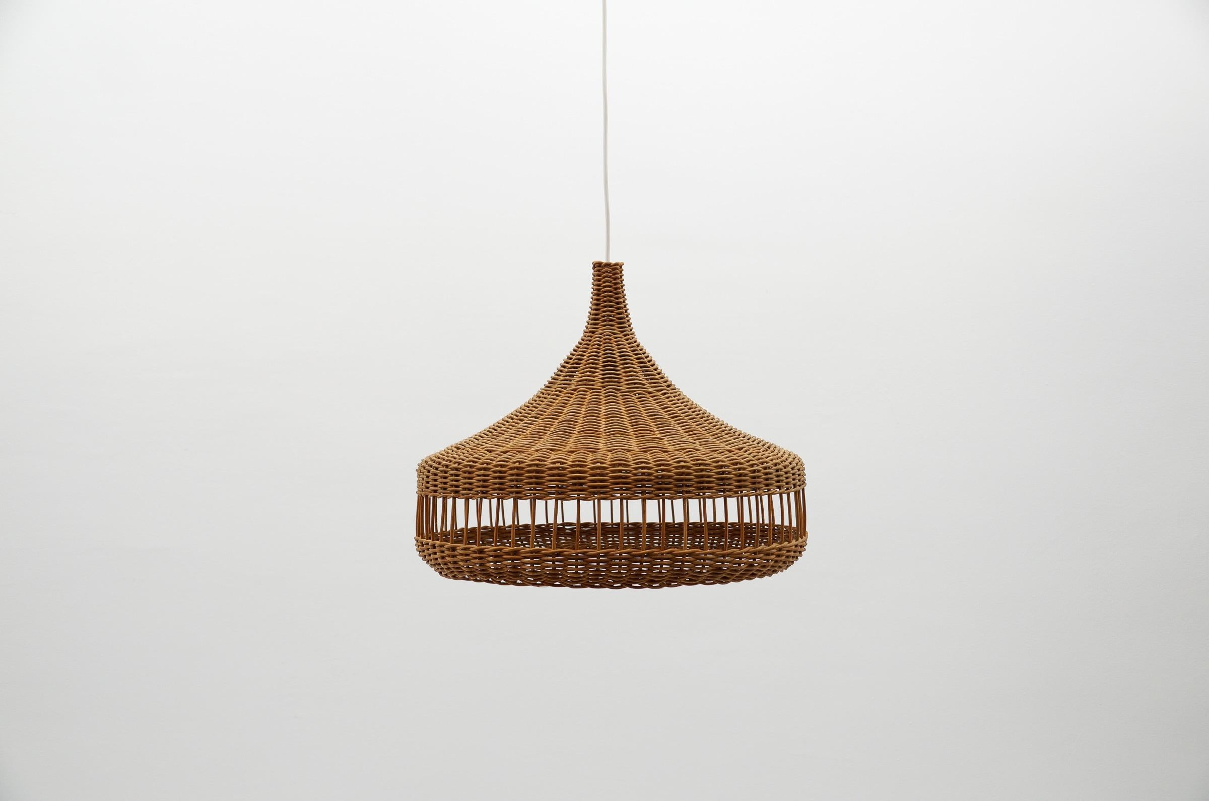 Graziosa lampada a sospensione in mid-century modern in vimini e rattan, 1960 Italia

La lampada può essere regolata fino a 50 cm di altezza.

Realizzata in rattan e legno, la lampada a sospensione è dotata di 1 portalampada a vite E27 / E26 Edison,