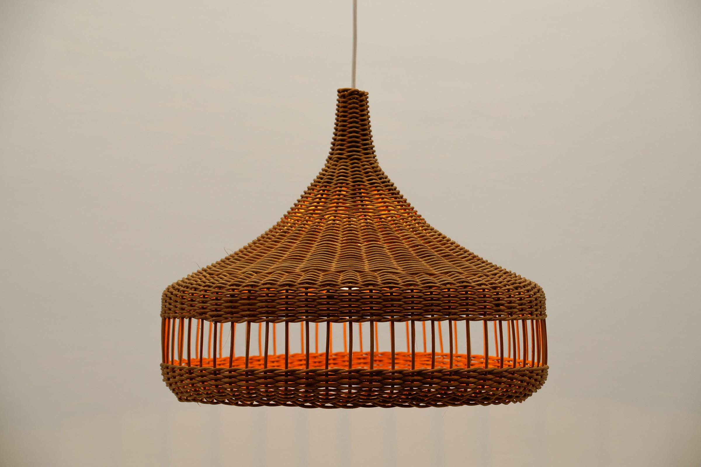 Scandinavo moderno Graziosa lampada a sospensione in mid-century modern in vimini e rattan, 1960 Italia in vendita