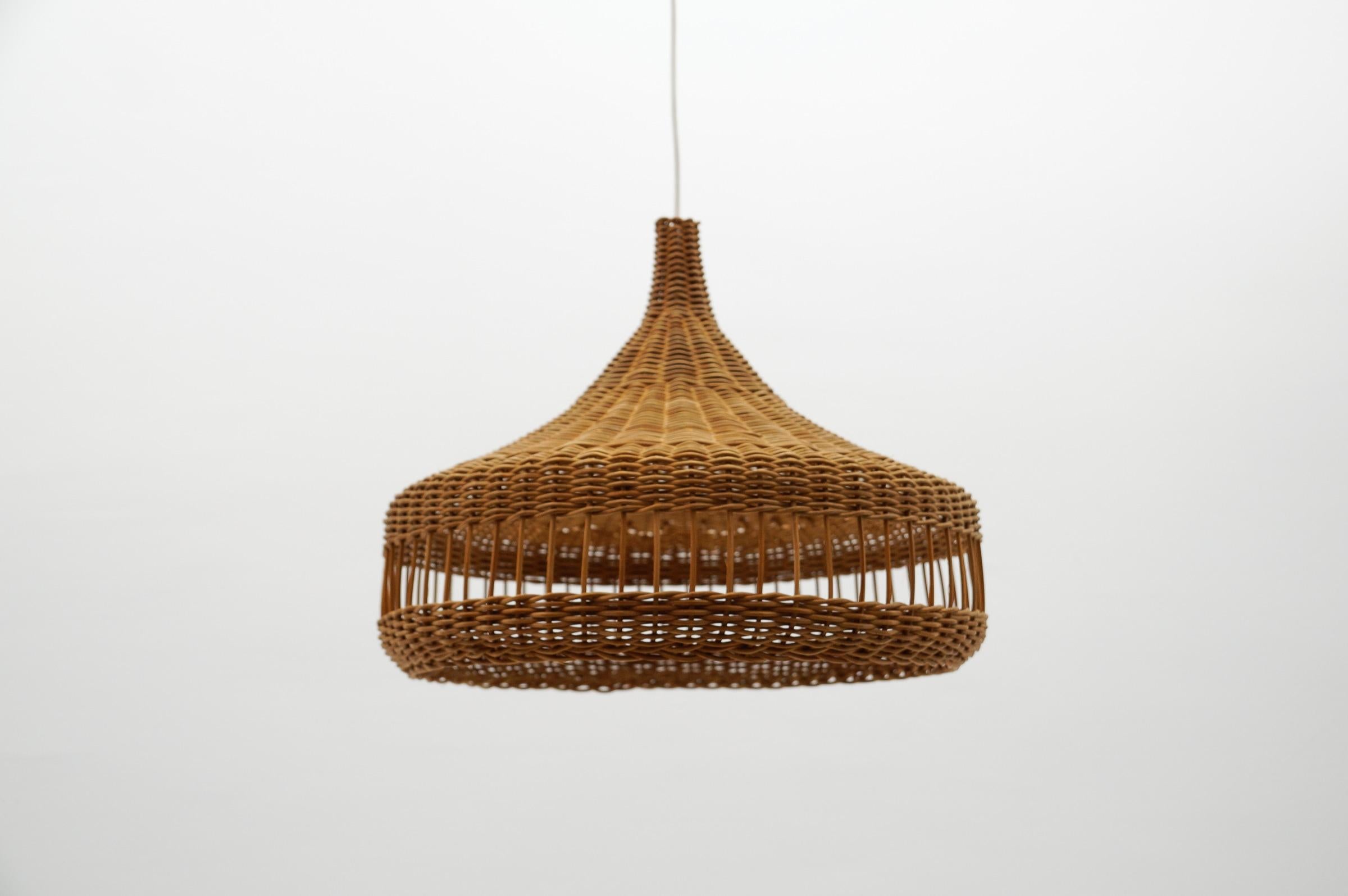 Scandinavo Graziosa lampada a sospensione in mid-century modern in vimini e rattan, 1960 Italia in vendita