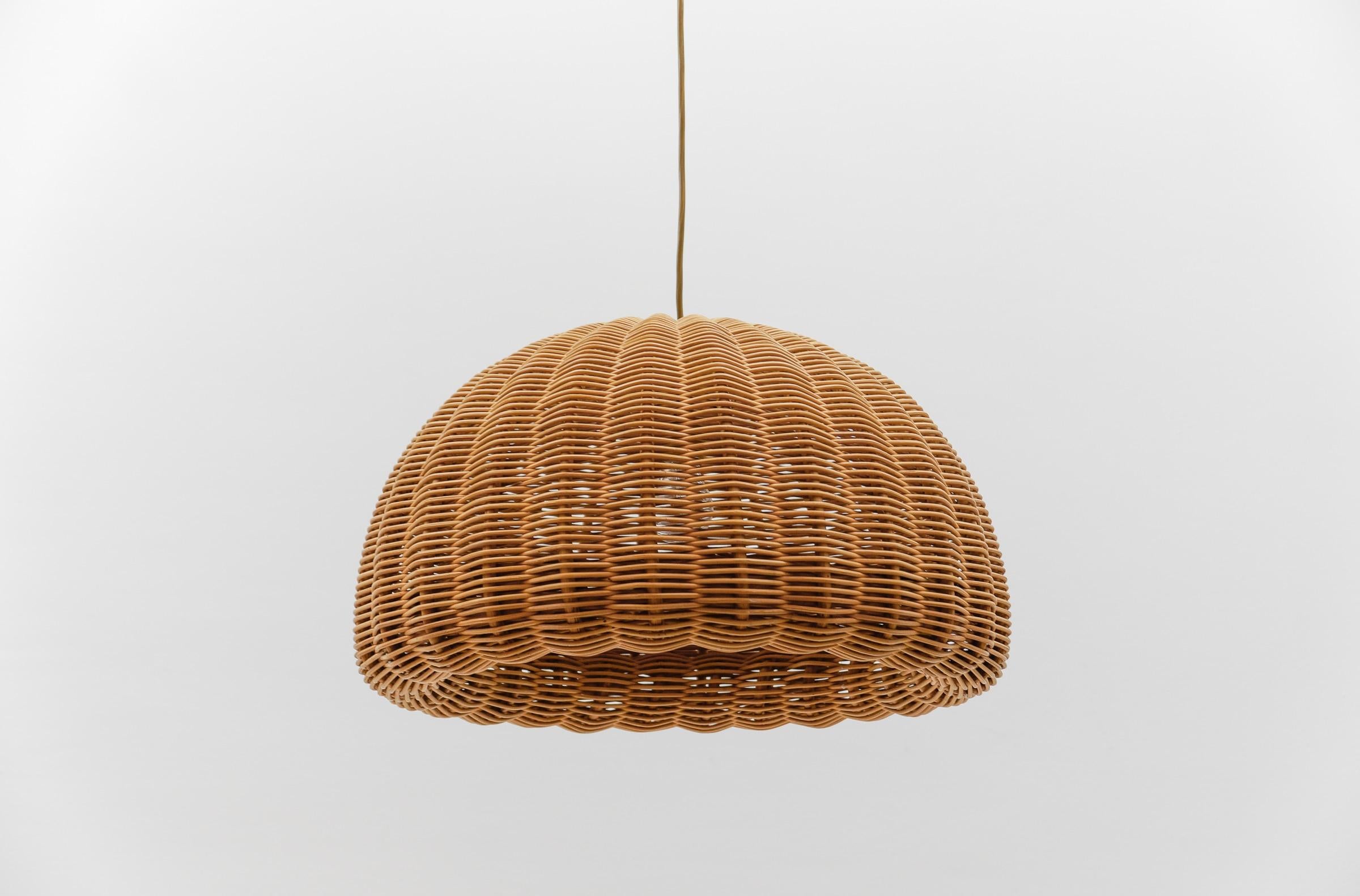 Lovely Mid-Century Modern Rattan Wicker Pendant Light, 1960s Italy In Good Condition In Nürnberg, Bayern