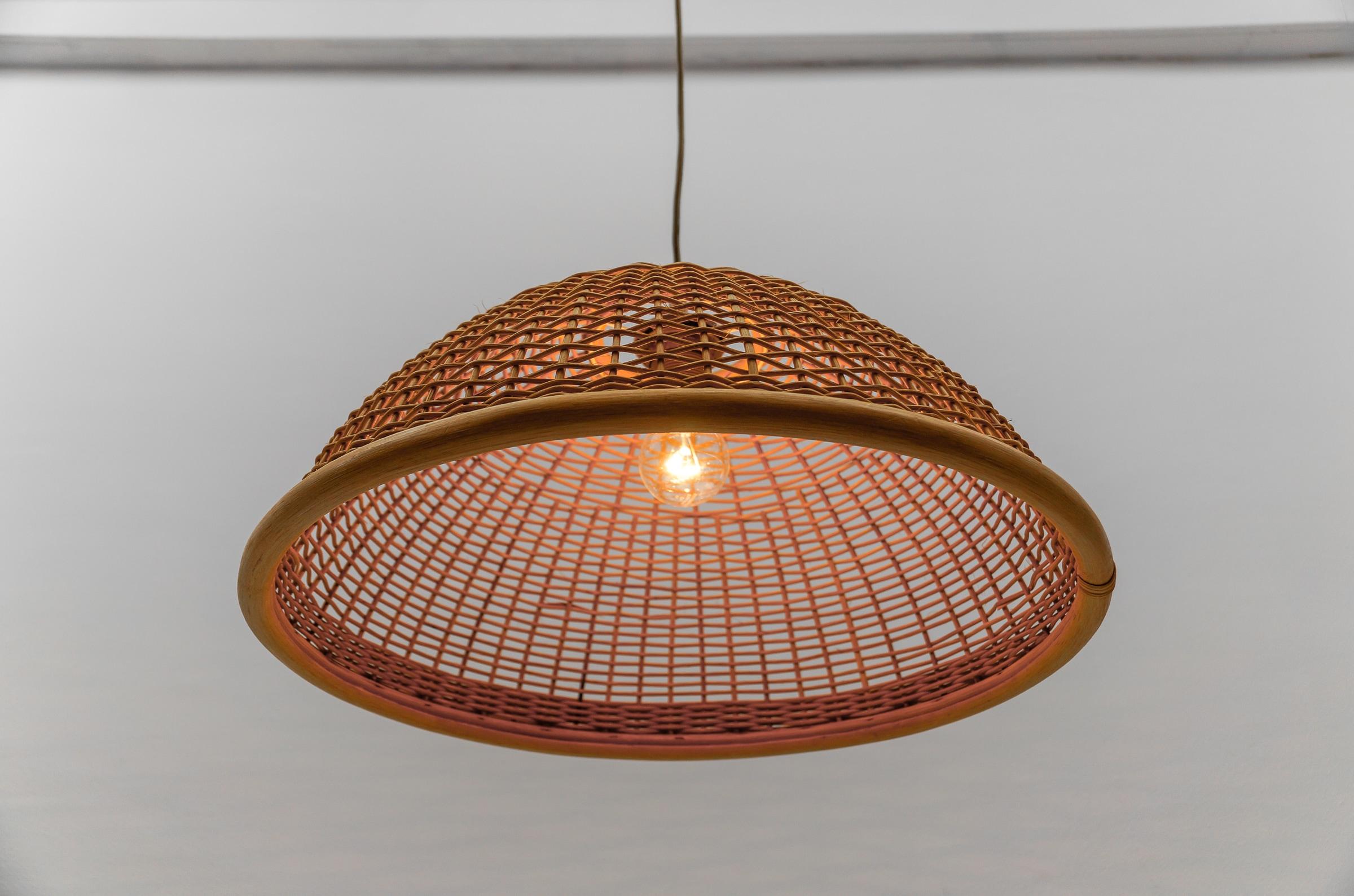 Lovely Mid-Century Modern Rattan Wicker Pendant Light, 1960s Italy In Good Condition For Sale In Nürnberg, Bayern