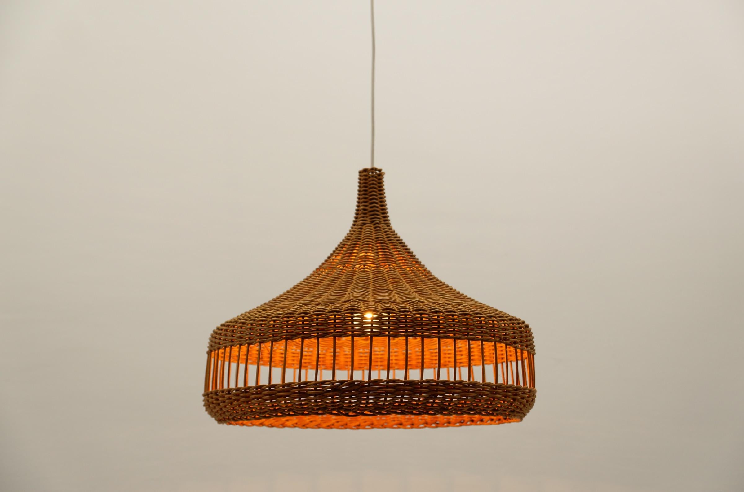 Graziosa lampada a sospensione in mid-century modern in vimini e rattan, 1960 Italia In condizioni buone in vendita a Nürnberg, Bayern