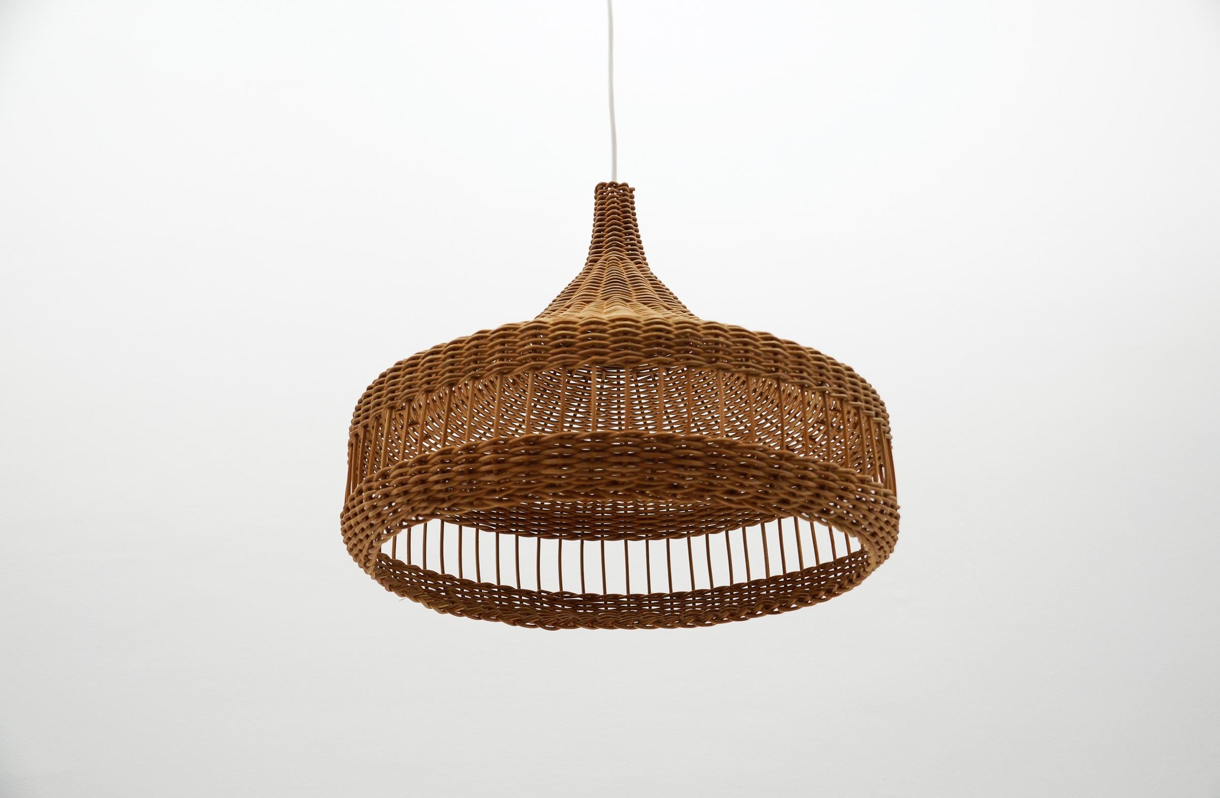 Metà XX secolo Graziosa lampada a sospensione in mid-century modern in vimini e rattan, 1960 Italia in vendita