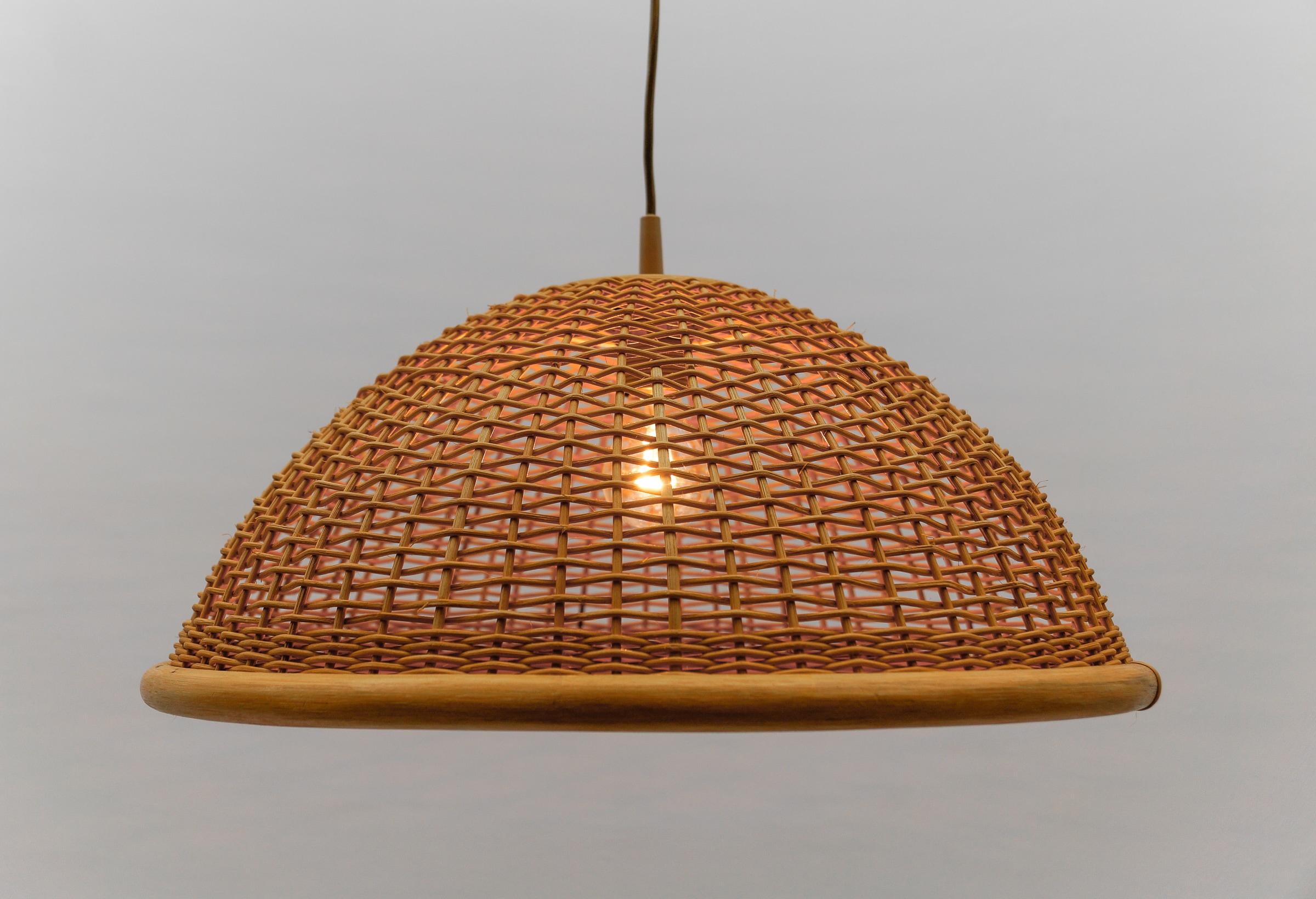 Lovely Mid-Century Modern Rattan Wicker Pendant Light, 1960s Italy For Sale 1