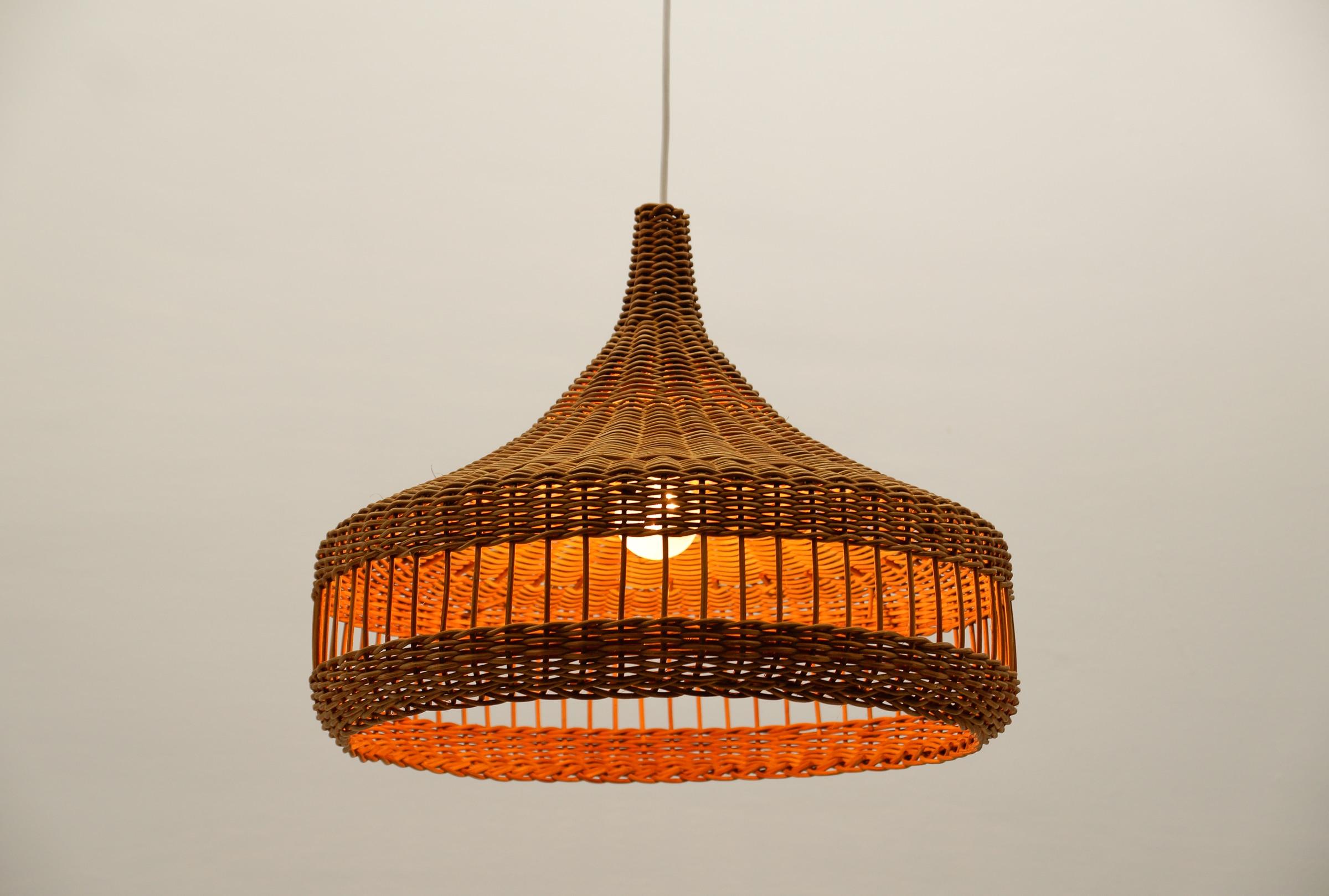 Vimini Graziosa lampada a sospensione in mid-century modern in vimini e rattan, 1960 Italia in vendita