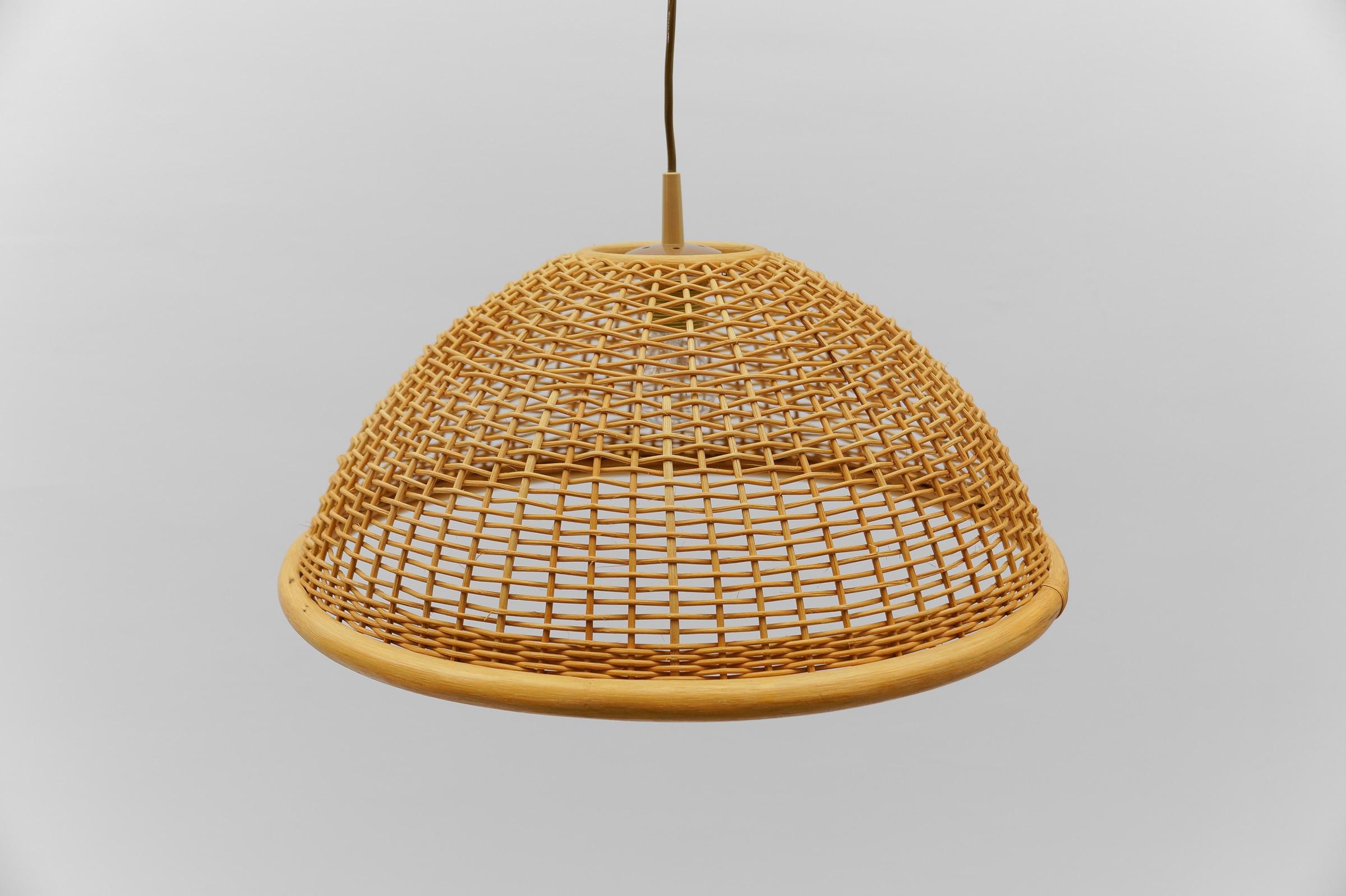 Lovely Mid-Century Modern Rattan Wicker Pendant Light, 1960s Italy For Sale 2