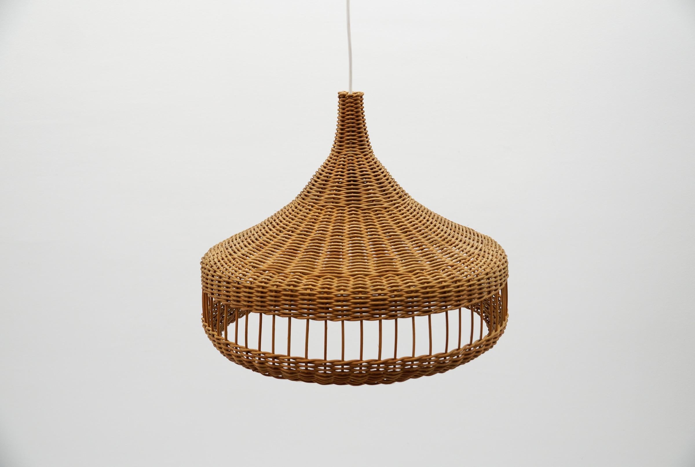 Graziosa lampada a sospensione in mid-century modern in vimini e rattan, 1960 Italia in vendita 1
