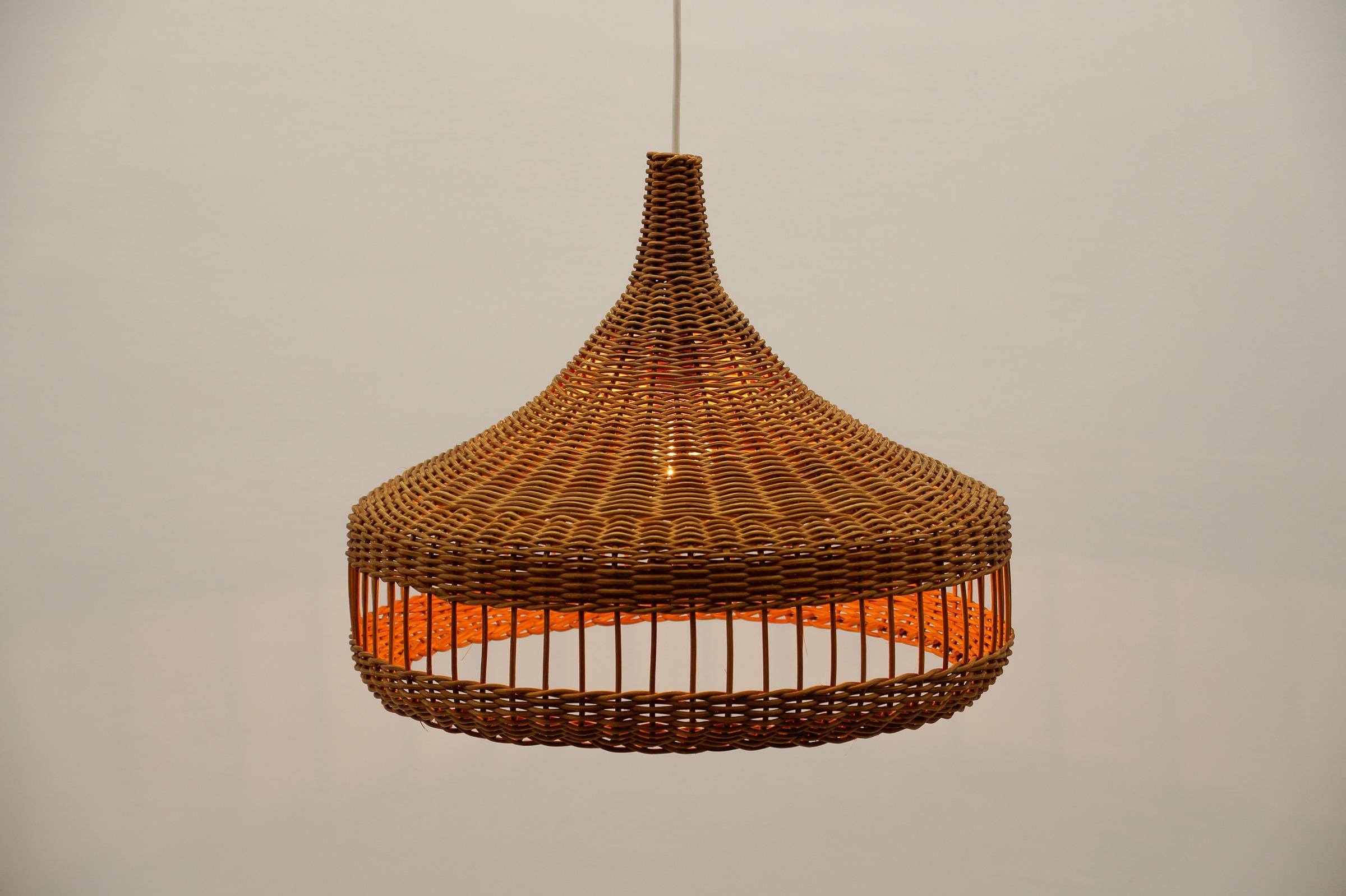 Graziosa lampada a sospensione in mid-century modern in vimini e rattan, 1960 Italia in vendita 2