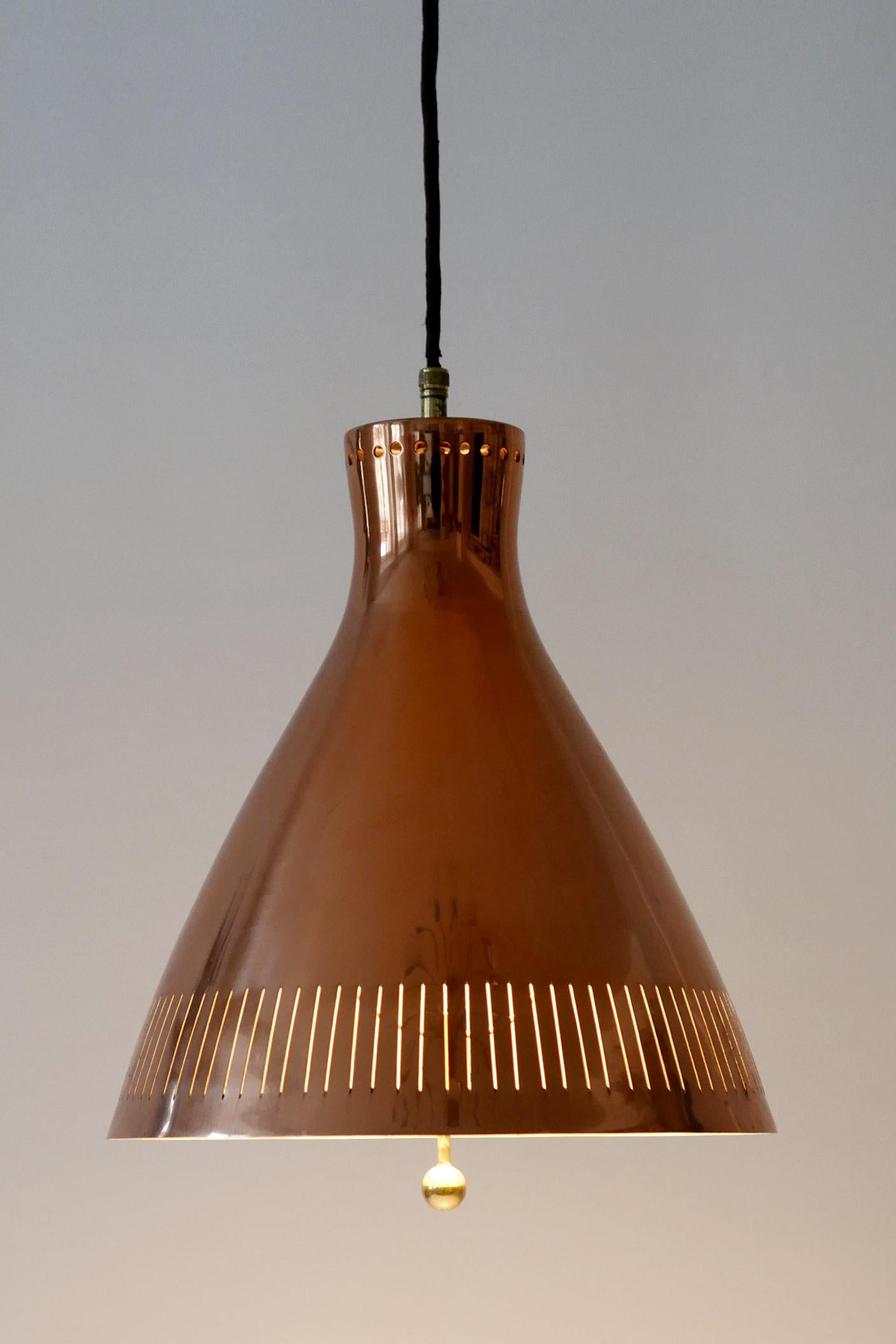 Extremely rare and elegant Mid-Century Modern copper pendant lamp or hanging light. Designed and manufactured by Vereinigte Werkstätten, 1960s, Germany.

Executed in perforated copper sheet, it comes with 1 x E27 Edison screw fit bulb holder, is