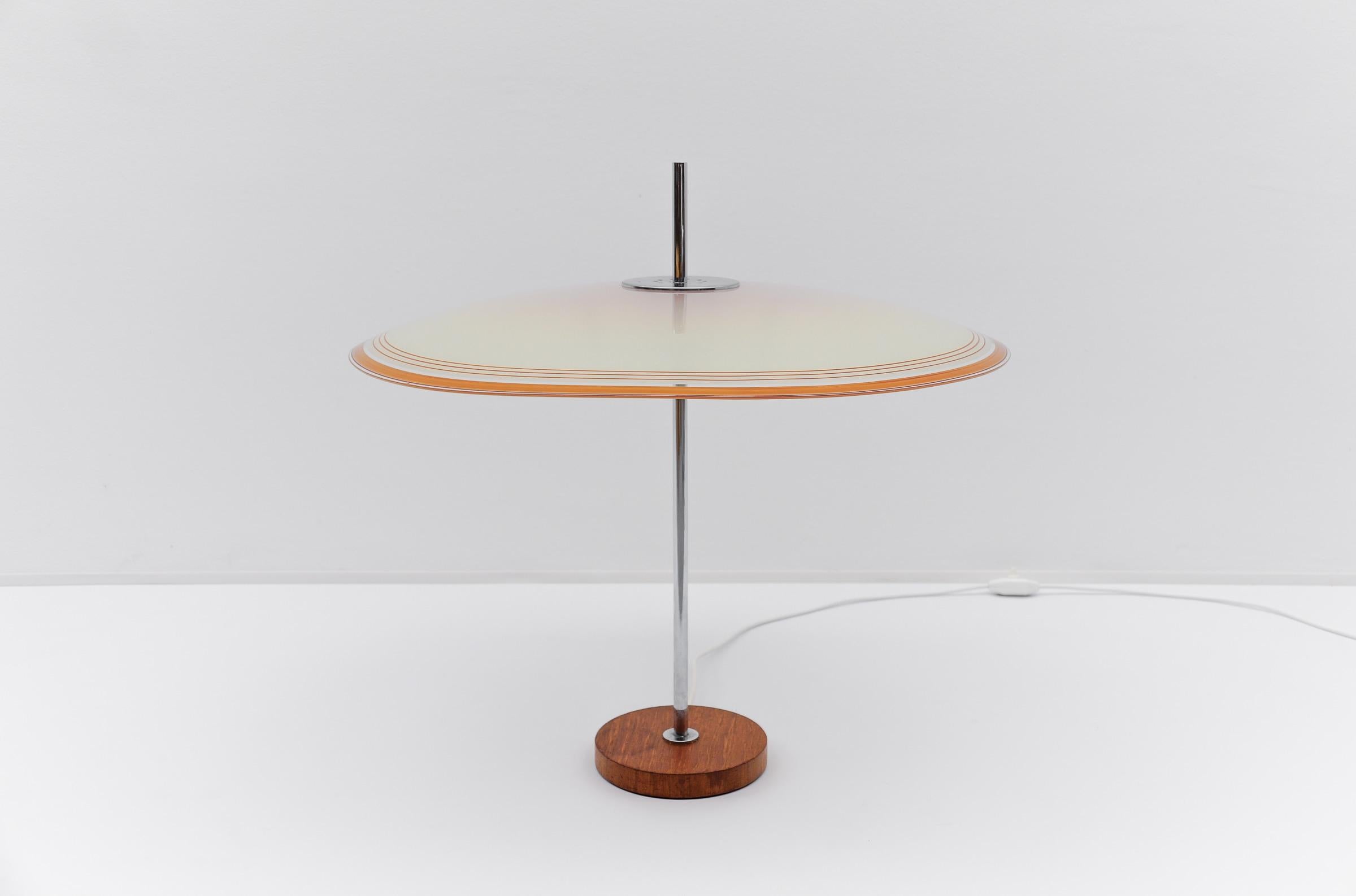 Charmante lampe de table moderne du milieu du siècle, années 1960, Allemagne

Légères traces d'usure habituelles et belle patine.
La base présente une tache d'eau sur le placage de bois, voir les photos.

La lampe nécessite 3 ampoules à vis E14