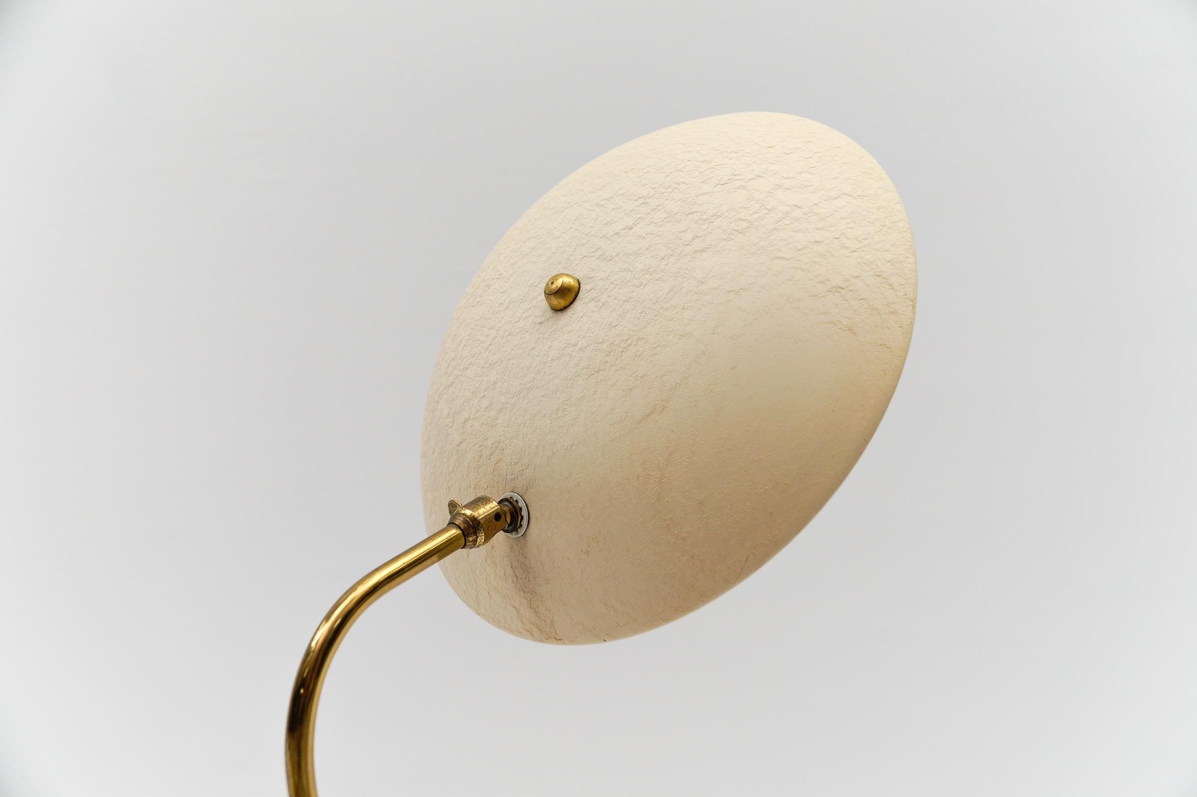 Deliziosa lampada da tavolo moderna di metà secolo in ottone, anni '50 in vendita 3